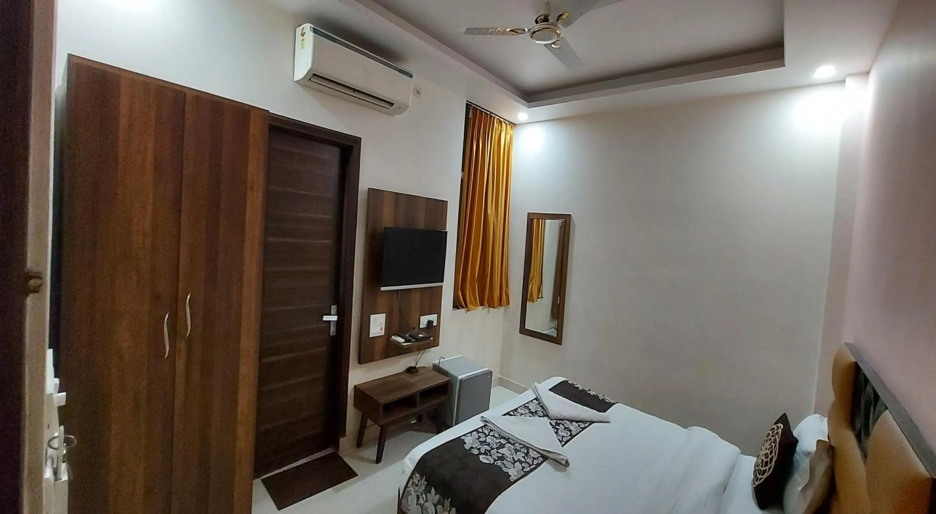 Photo of the whole room, Bed in Hotel Reeve Inn