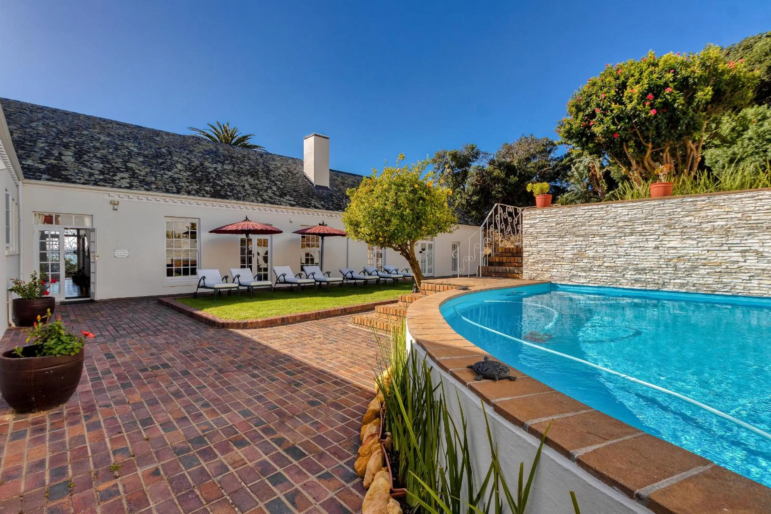 Swimming pool in Manor on the Bay