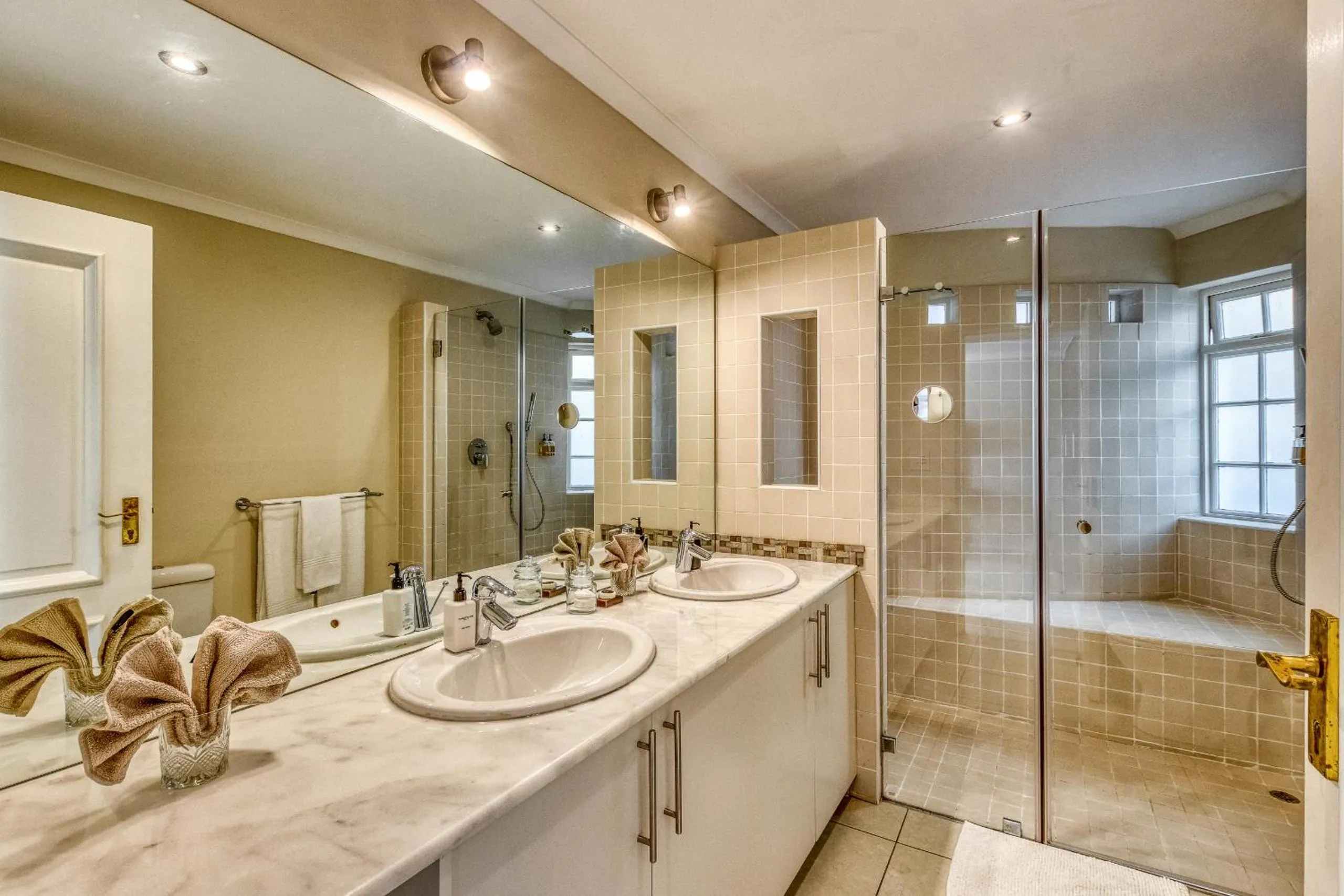 Shower in Manor on the Bay