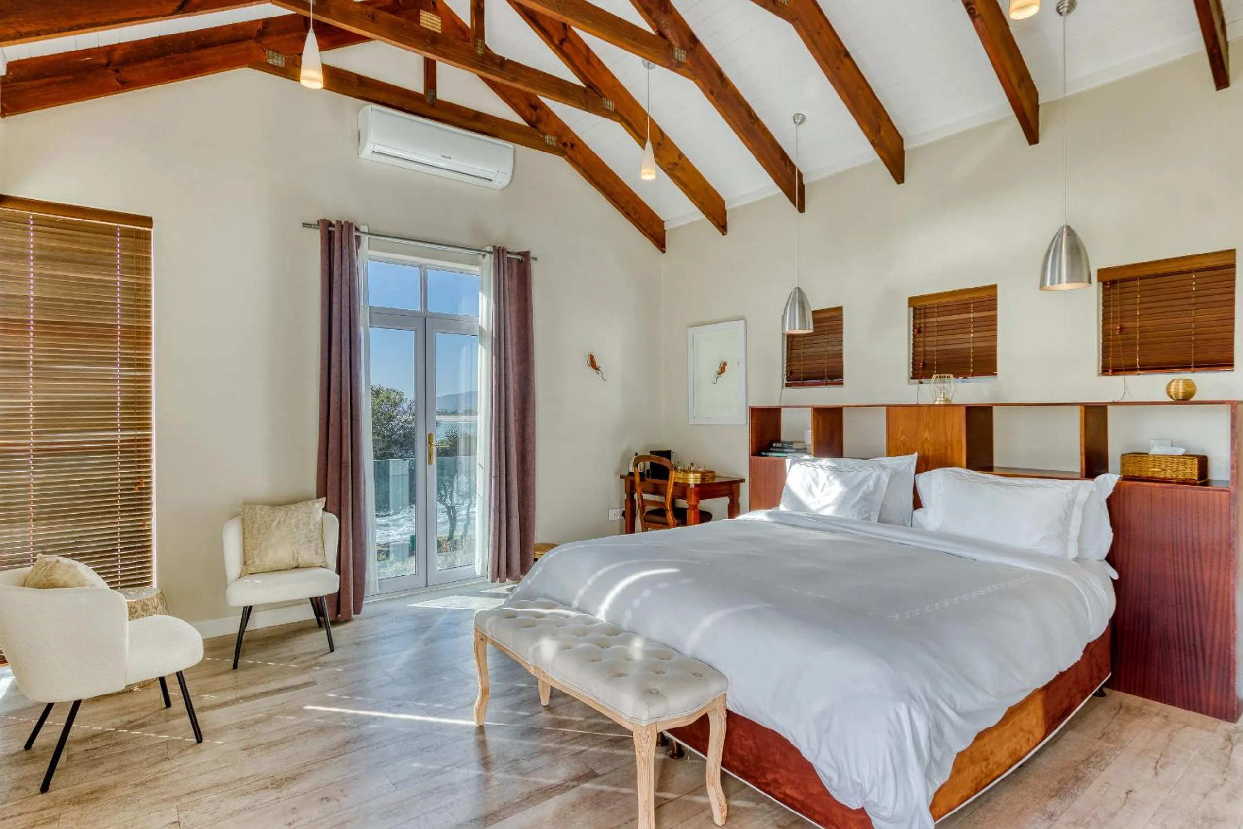 Seating area, Bed in Manor on the Bay