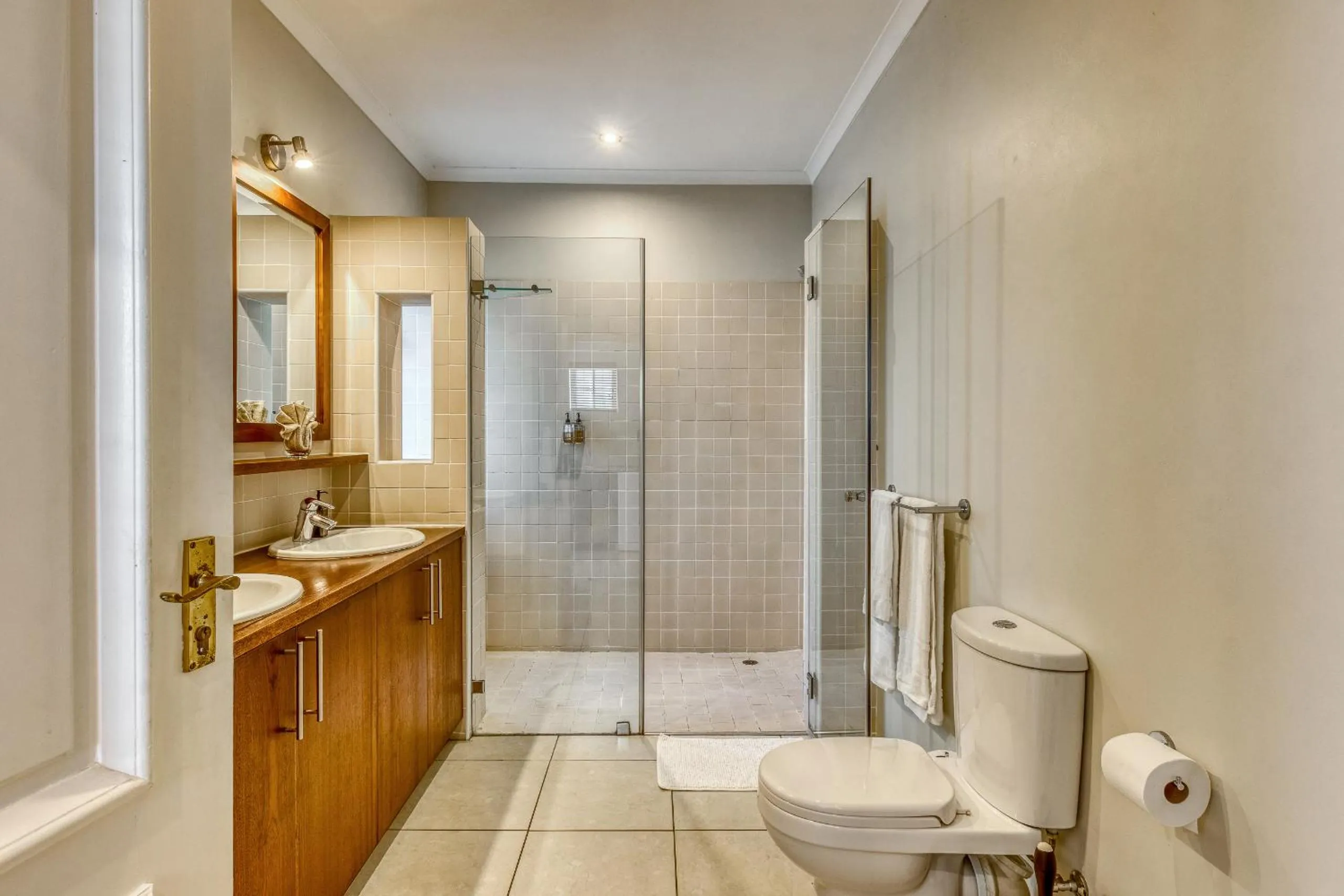 Shower in Manor on the Bay