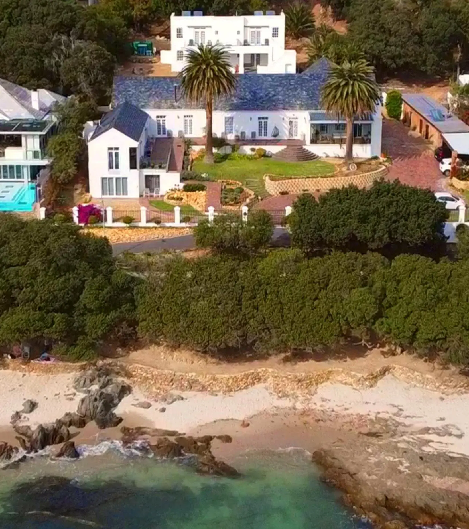 Property building in Manor on the Bay Property building in Manor on the Bay