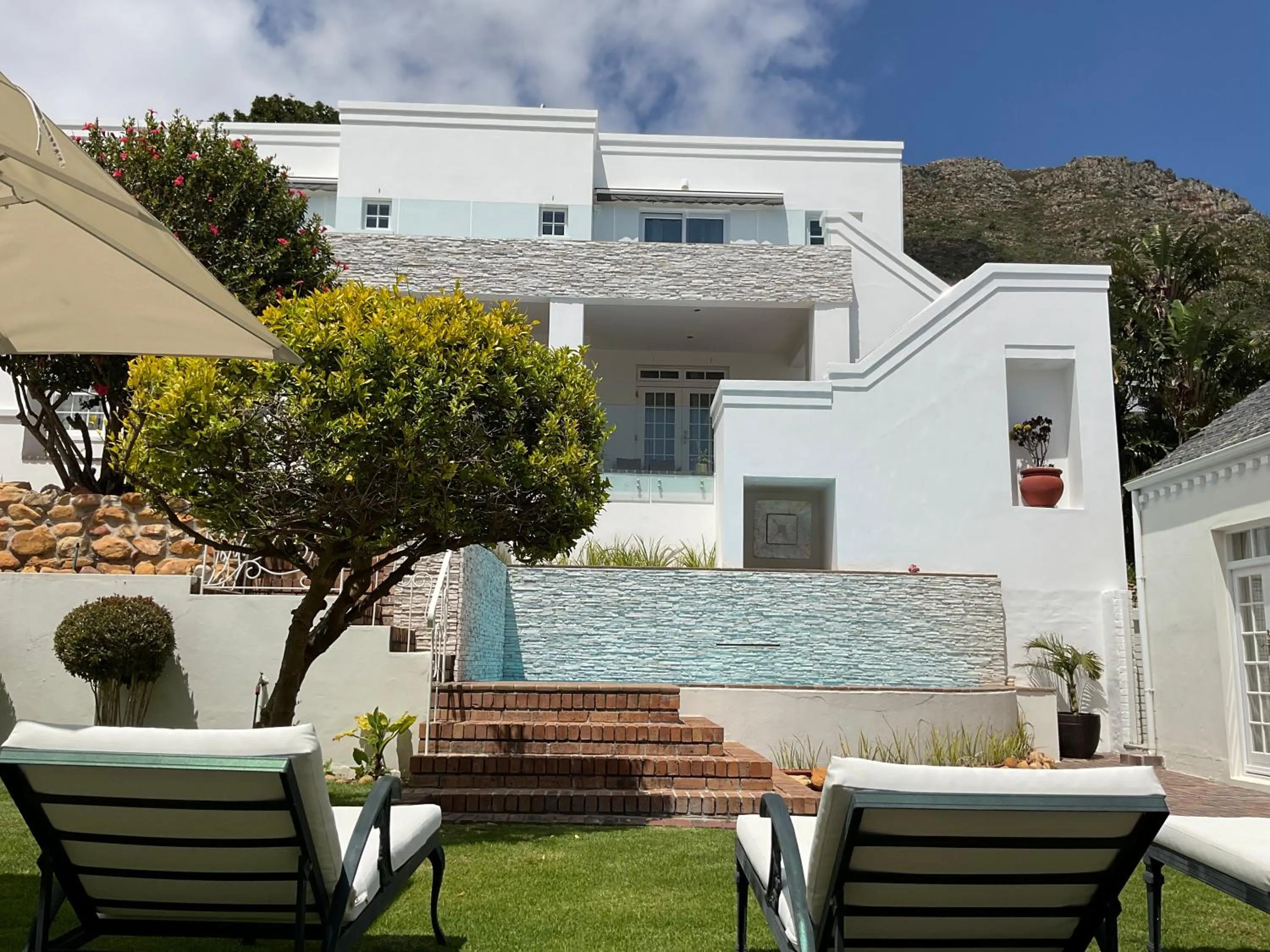 Property building in Manor on the Bay