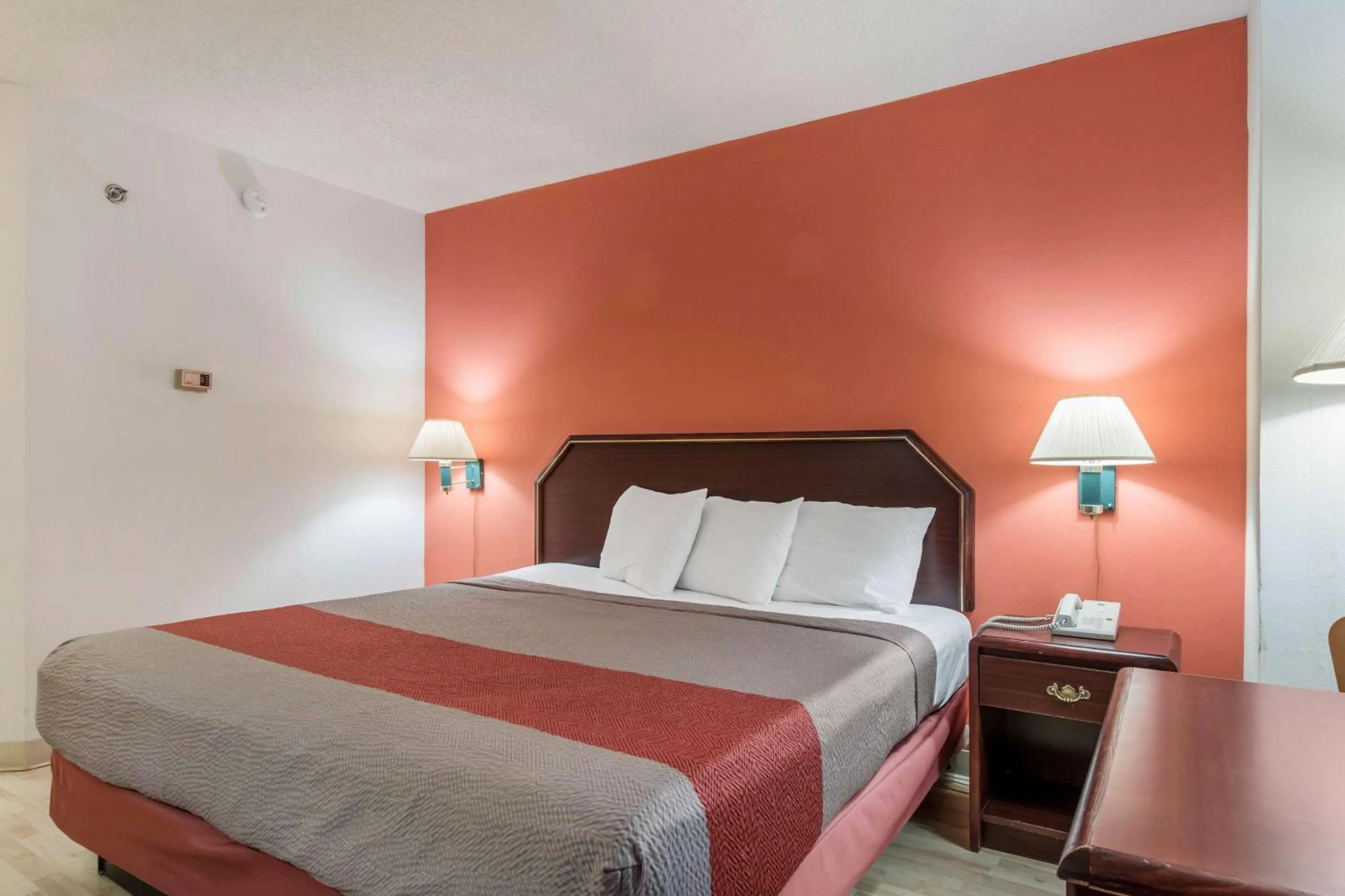 King Room - single occupancy - Smoking  in Motel 6-Harrisburg, PA - Hershey North