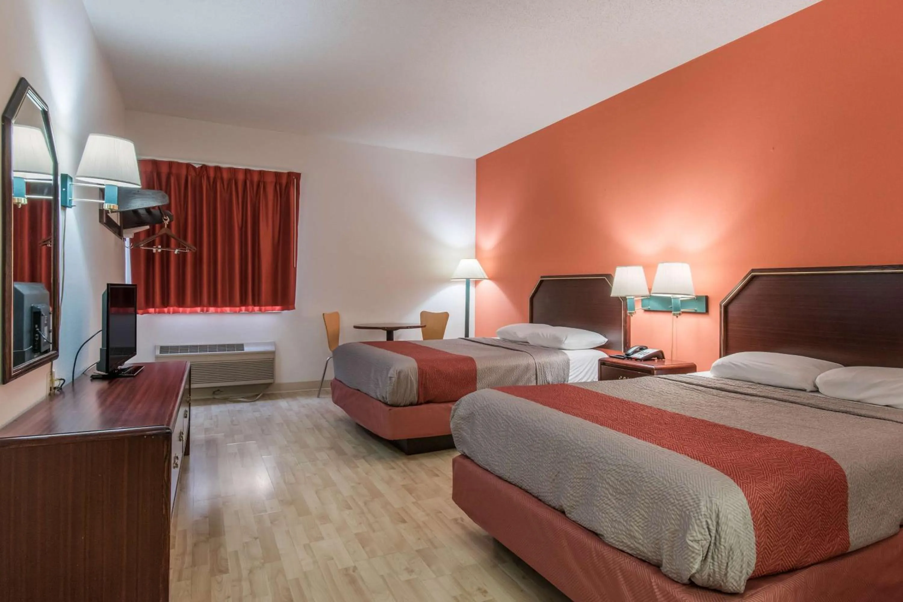 TV and multimedia, Bed in Motel 6-Harrisburg, PA - Hershey North