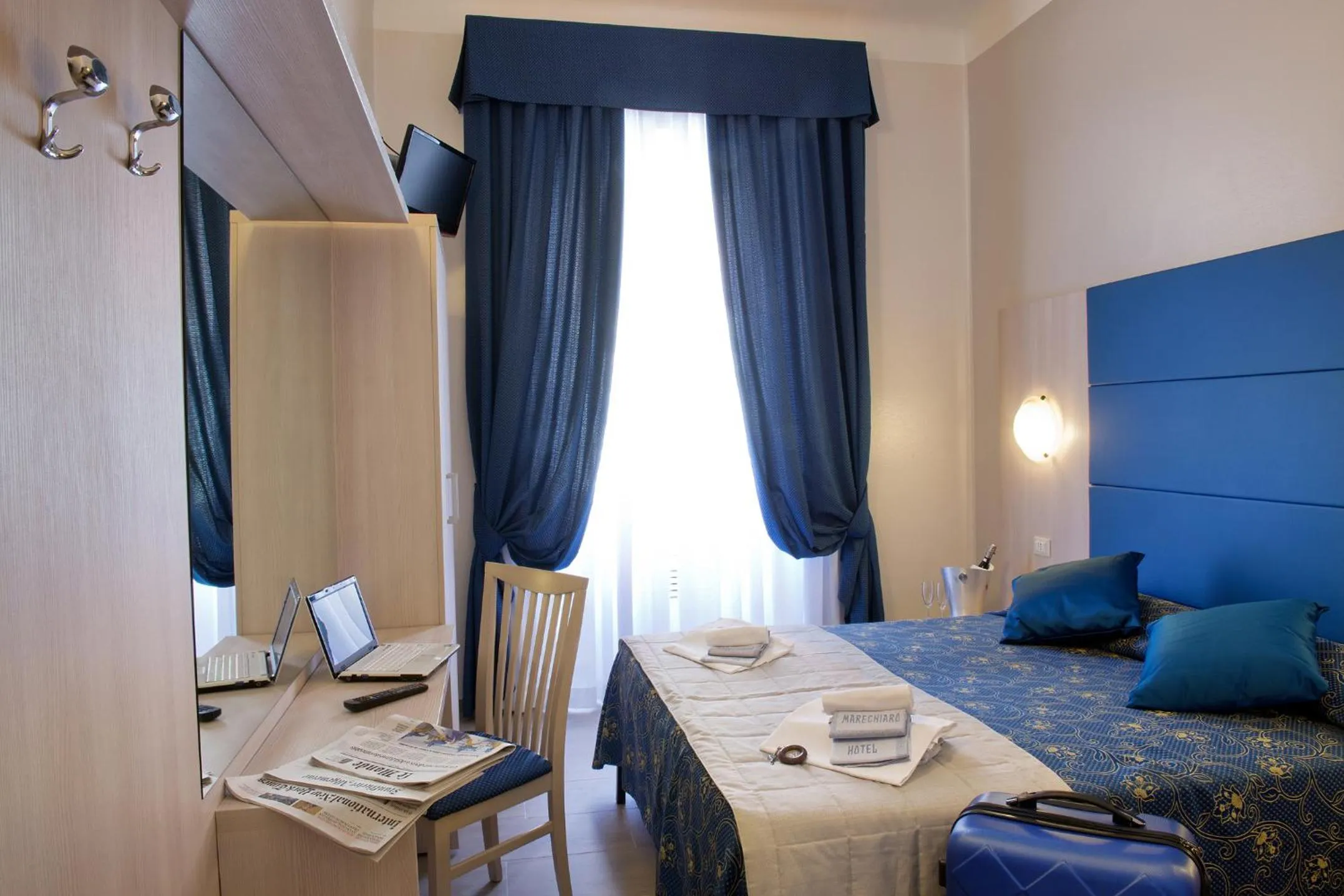 Breakfast, Bed in Albergo Marechiaro