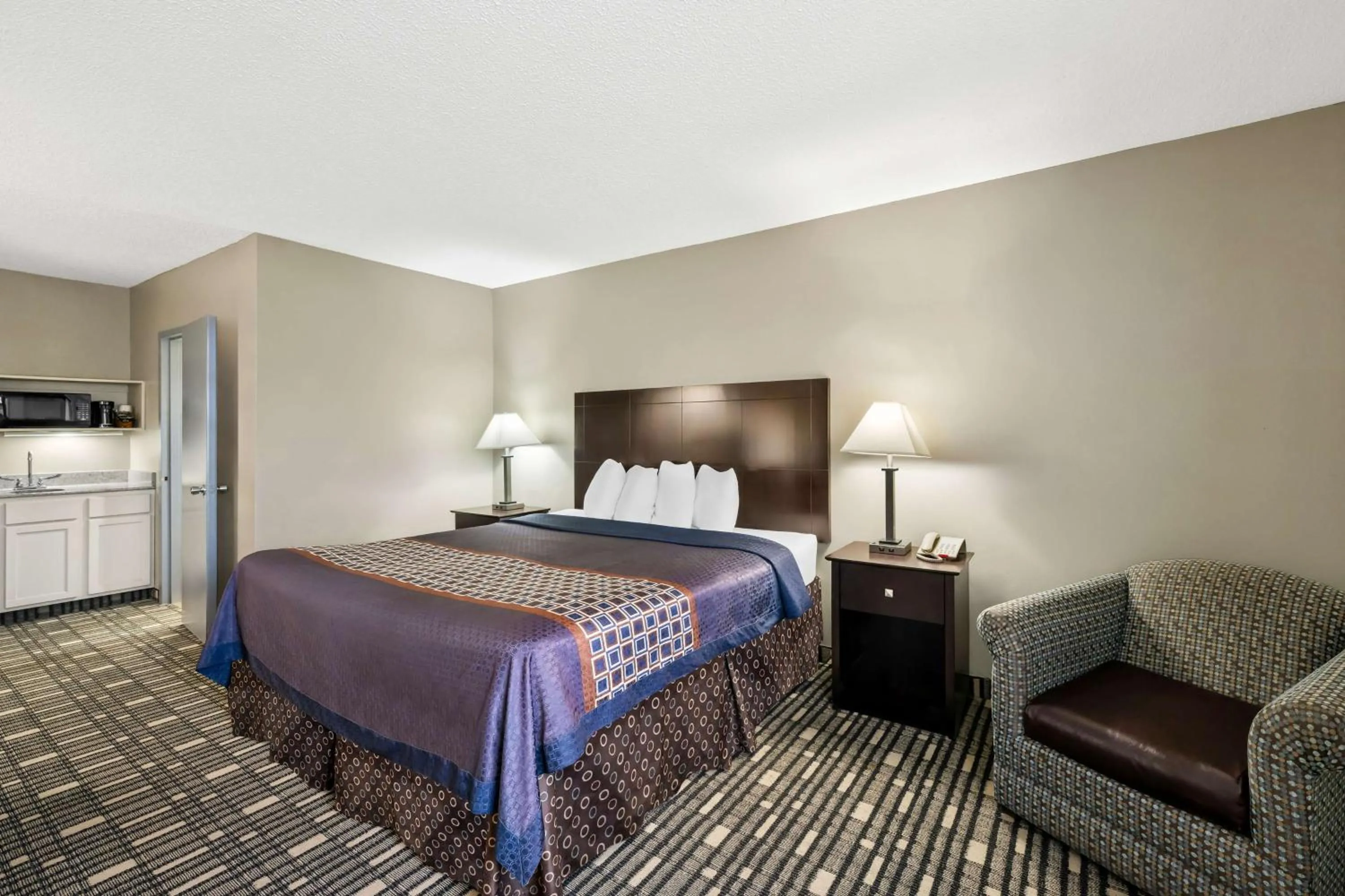 Bedroom, Bed in SureStay Plus Hotel by Best Western Lubbock Medical Center