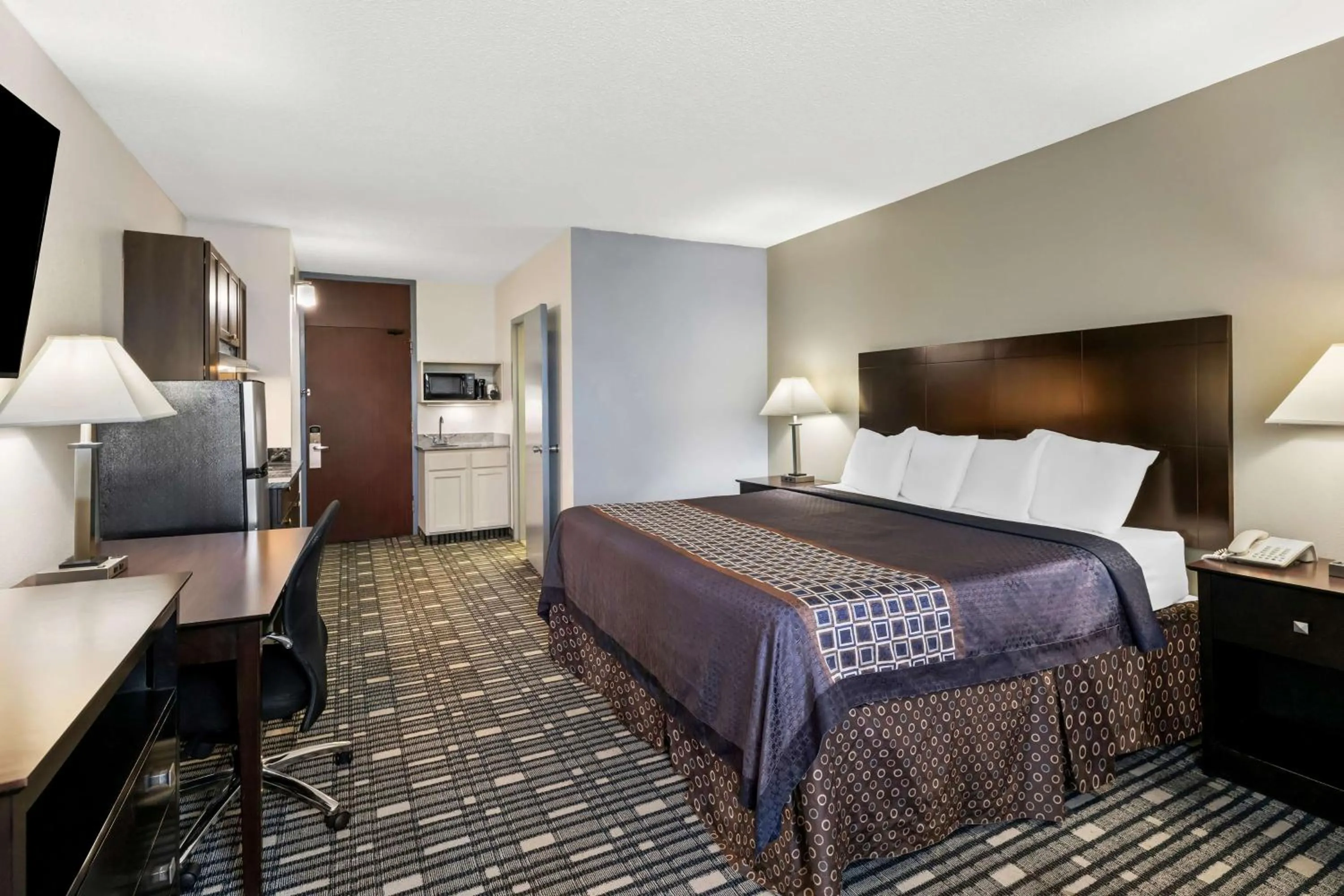 Bedroom, Bed in SureStay Plus Hotel by Best Western Lubbock Medical Center