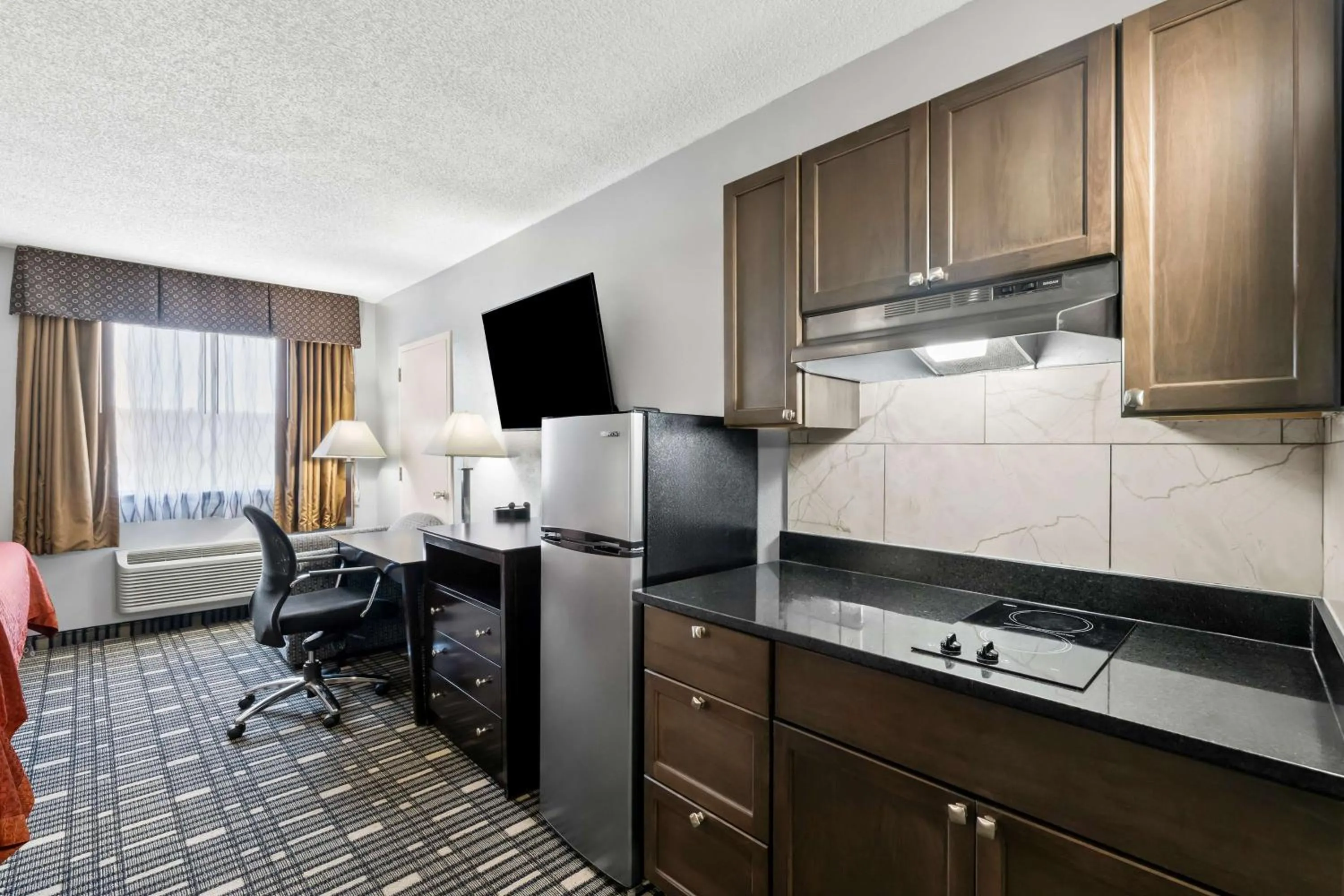 Bedroom in SureStay Plus Hotel by Best Western Lubbock Medical Center