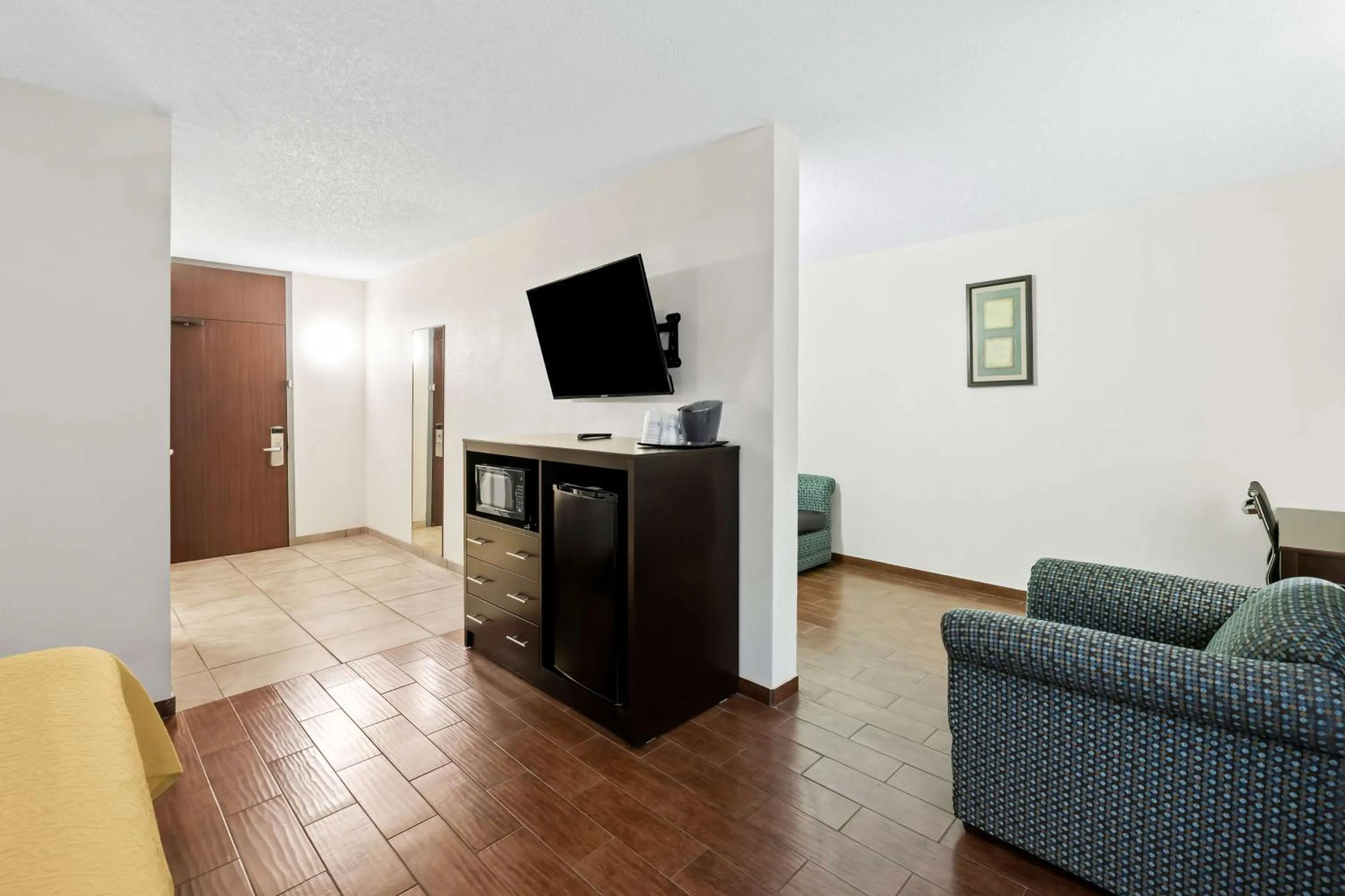 Bedroom in SureStay Plus Hotel by Best Western Lubbock Medical Center