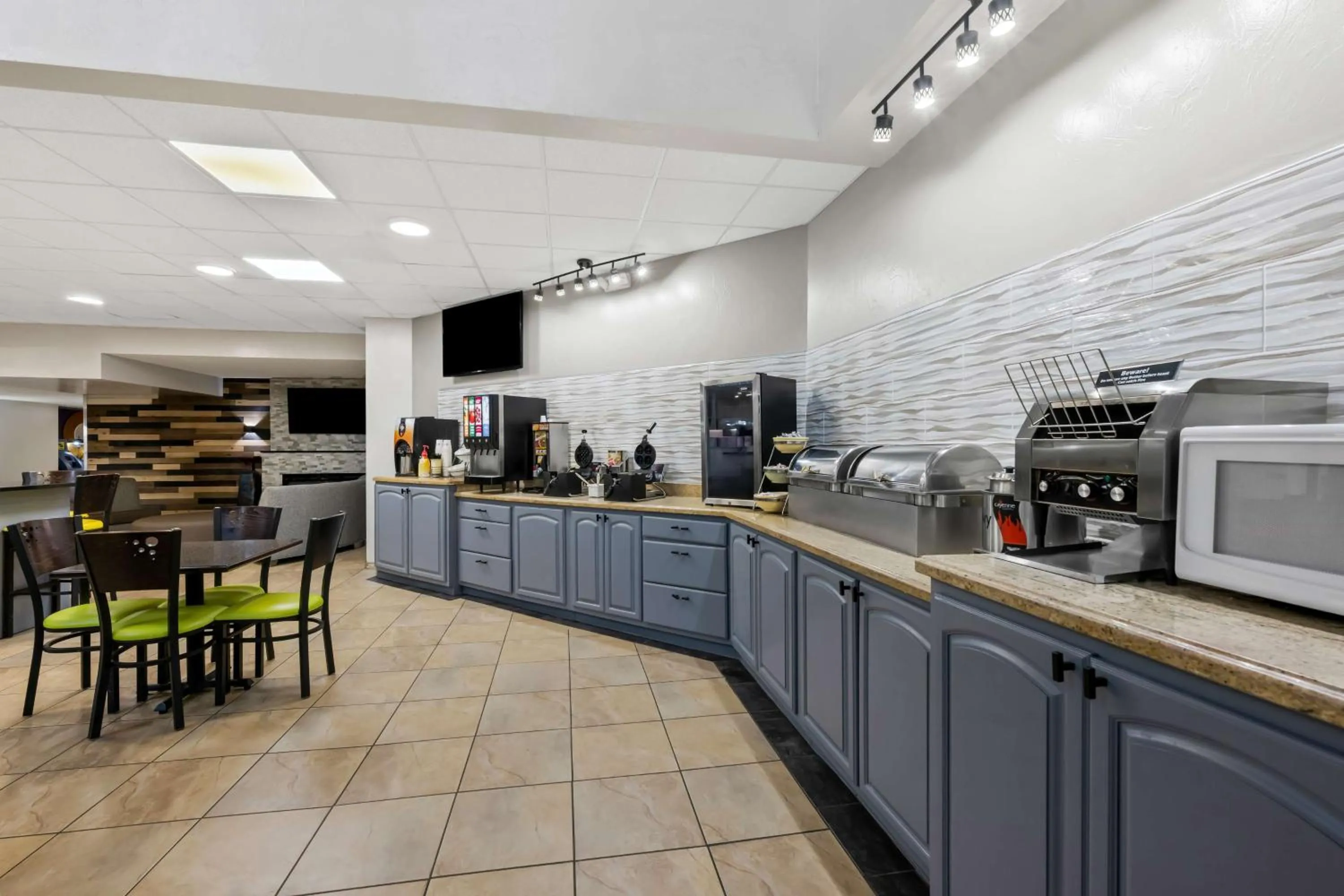 Restaurant/places to eat in SureStay Plus Hotel by Best Western Lubbock Medical Center