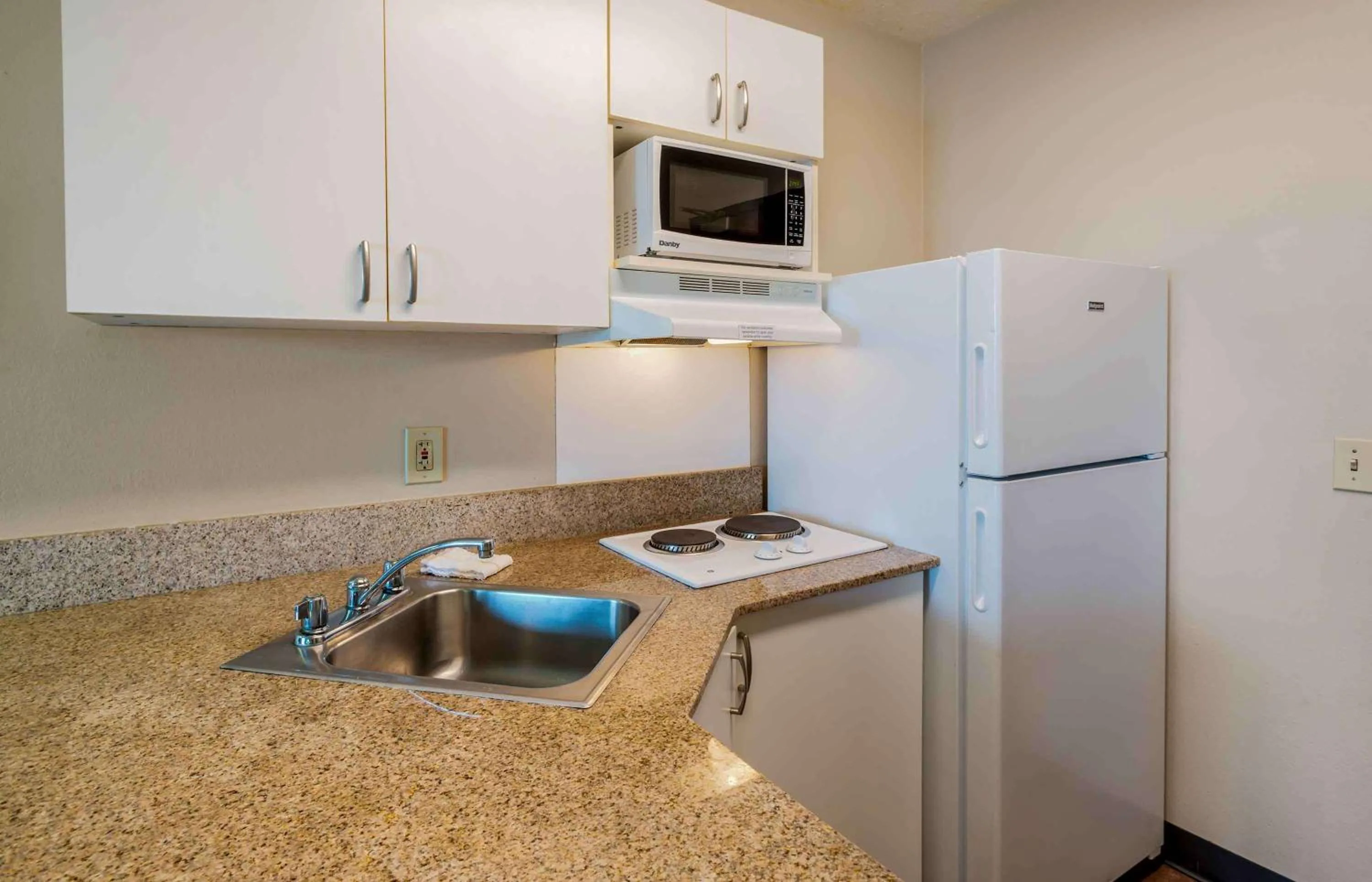 Kitchen or kitchenette in Extended Stay America Suites - Elizabeth - Newark Airport