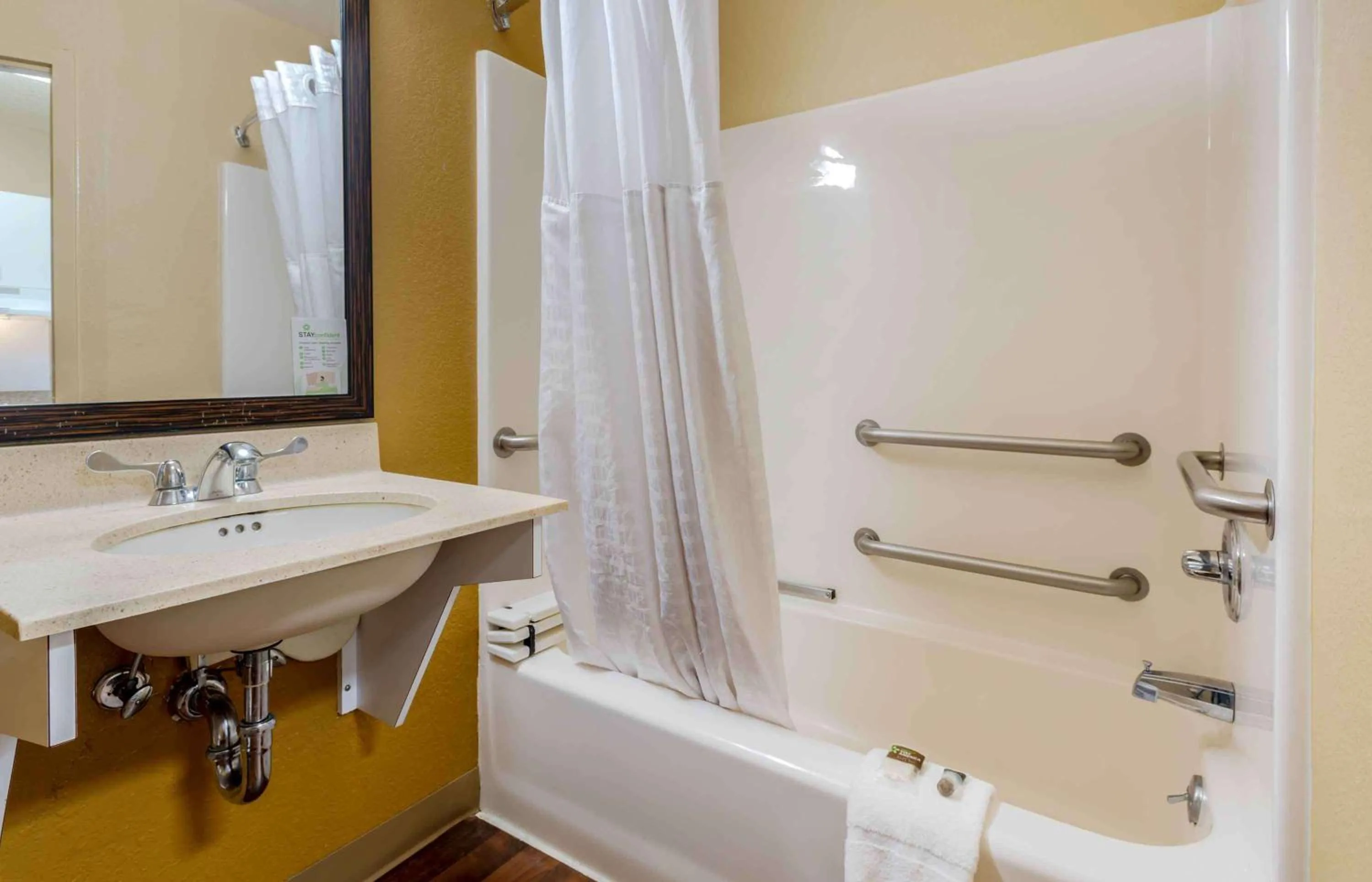Bathroom in Extended Stay America Suites - Elizabeth - Newark Airport