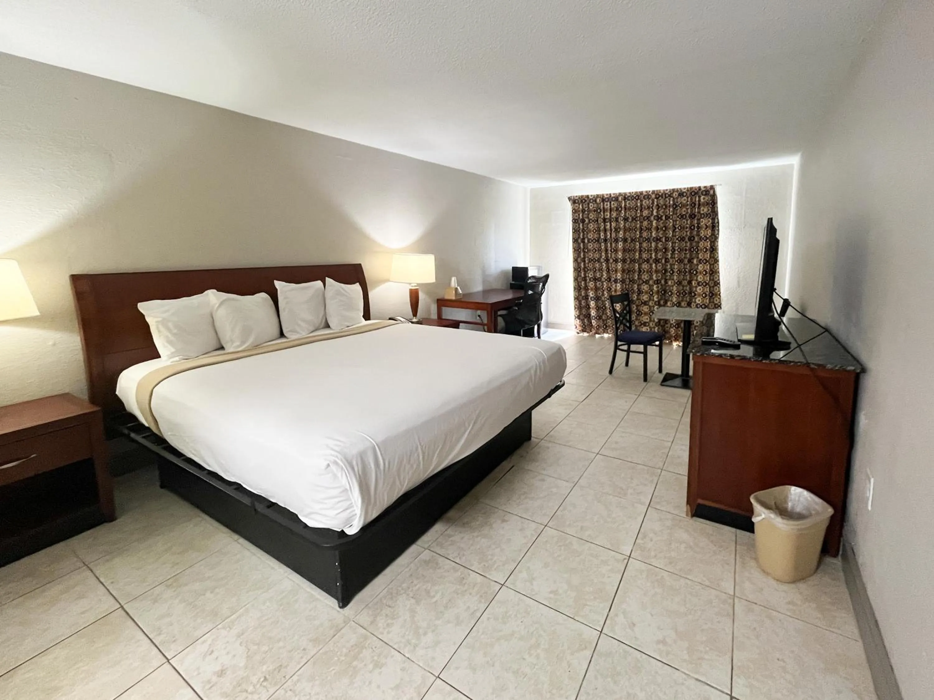 Bedroom, Bed in Motel 6 Raleigh, NC – Downtown South