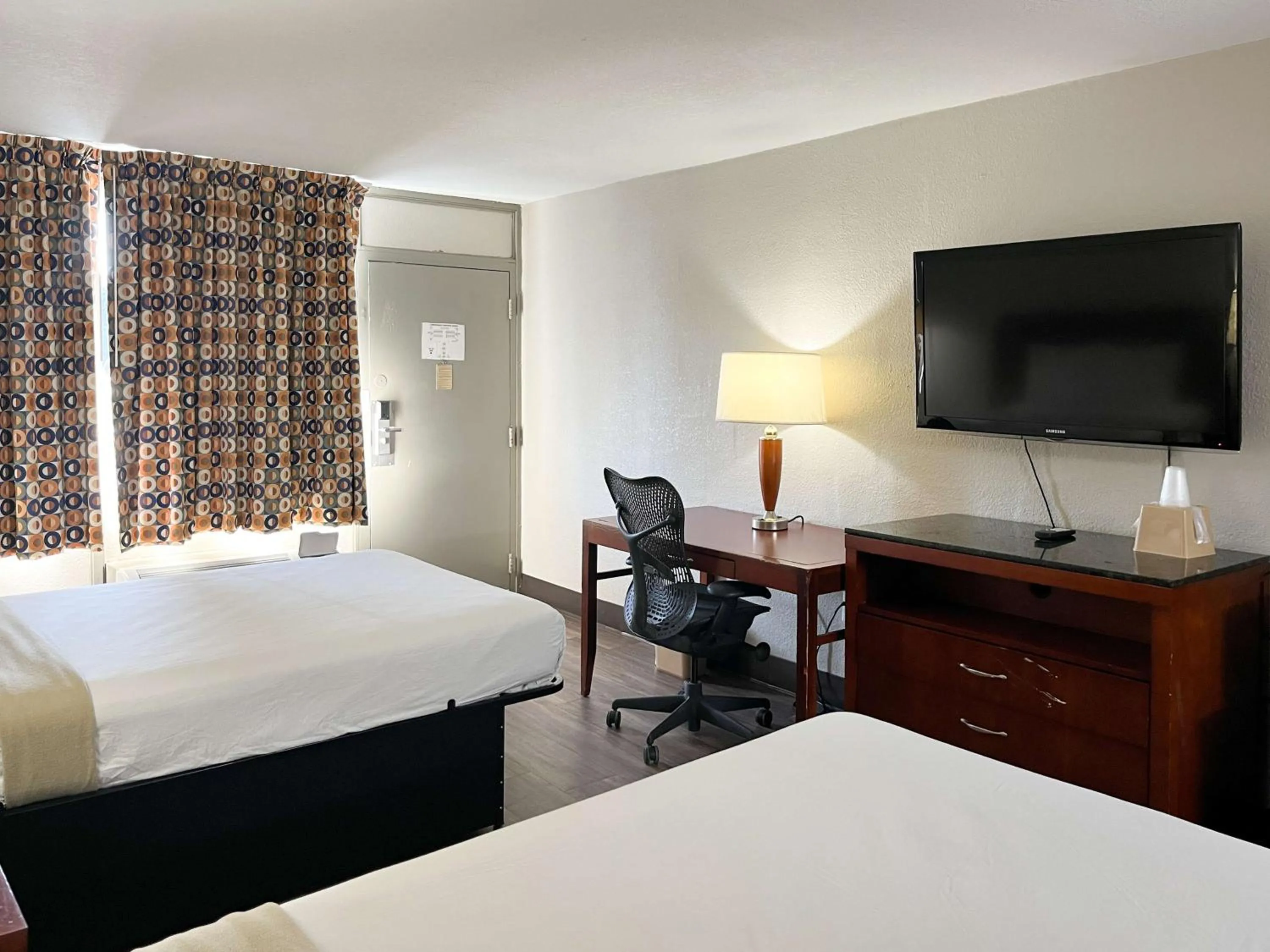 Bedroom, Bed in Motel 6 Raleigh, NC – Downtown South