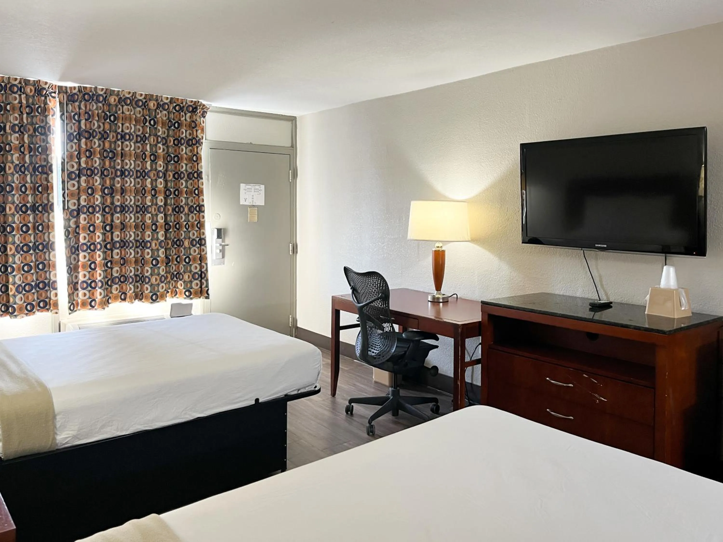 Bedroom, Bed in Motel 6 Raleigh, NC – Downtown South