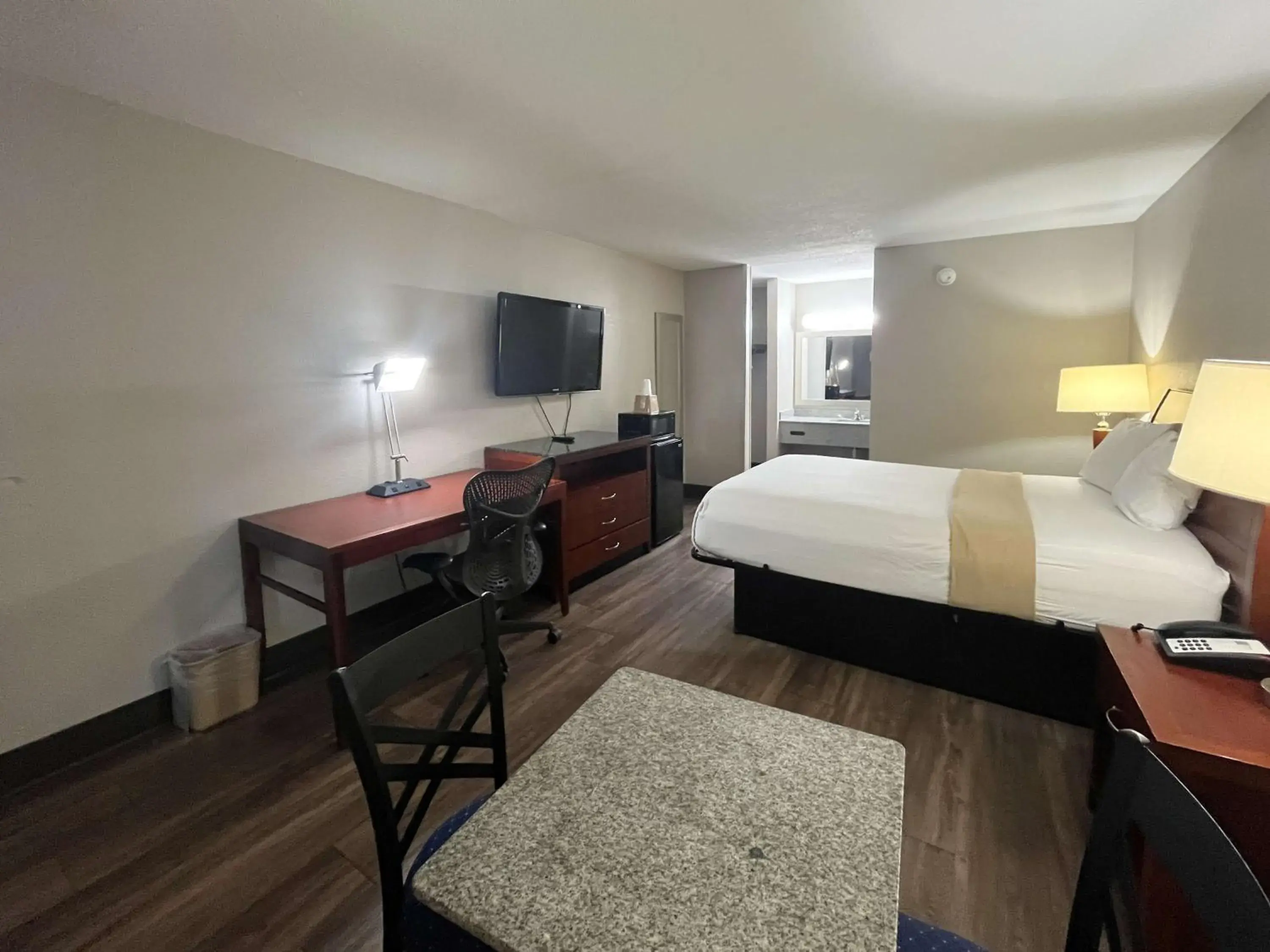 Bedroom, Bed in Motel 6 Raleigh, NC – Downtown South Bedroom, Bed in Motel 6 Raleigh, NC – Downtown South