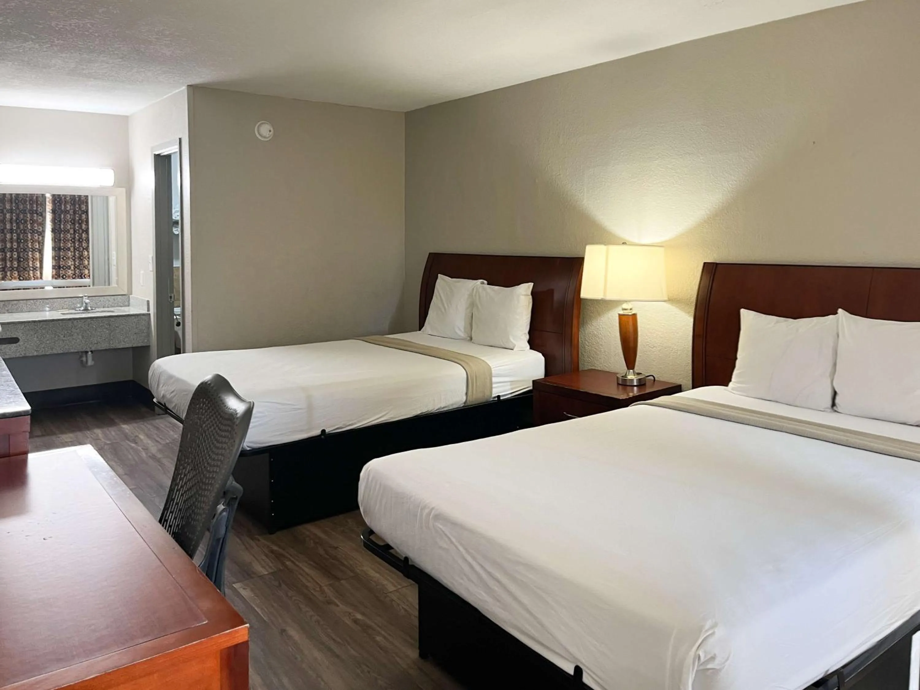 Bedroom, Bed in Motel 6 Raleigh, NC – Downtown South