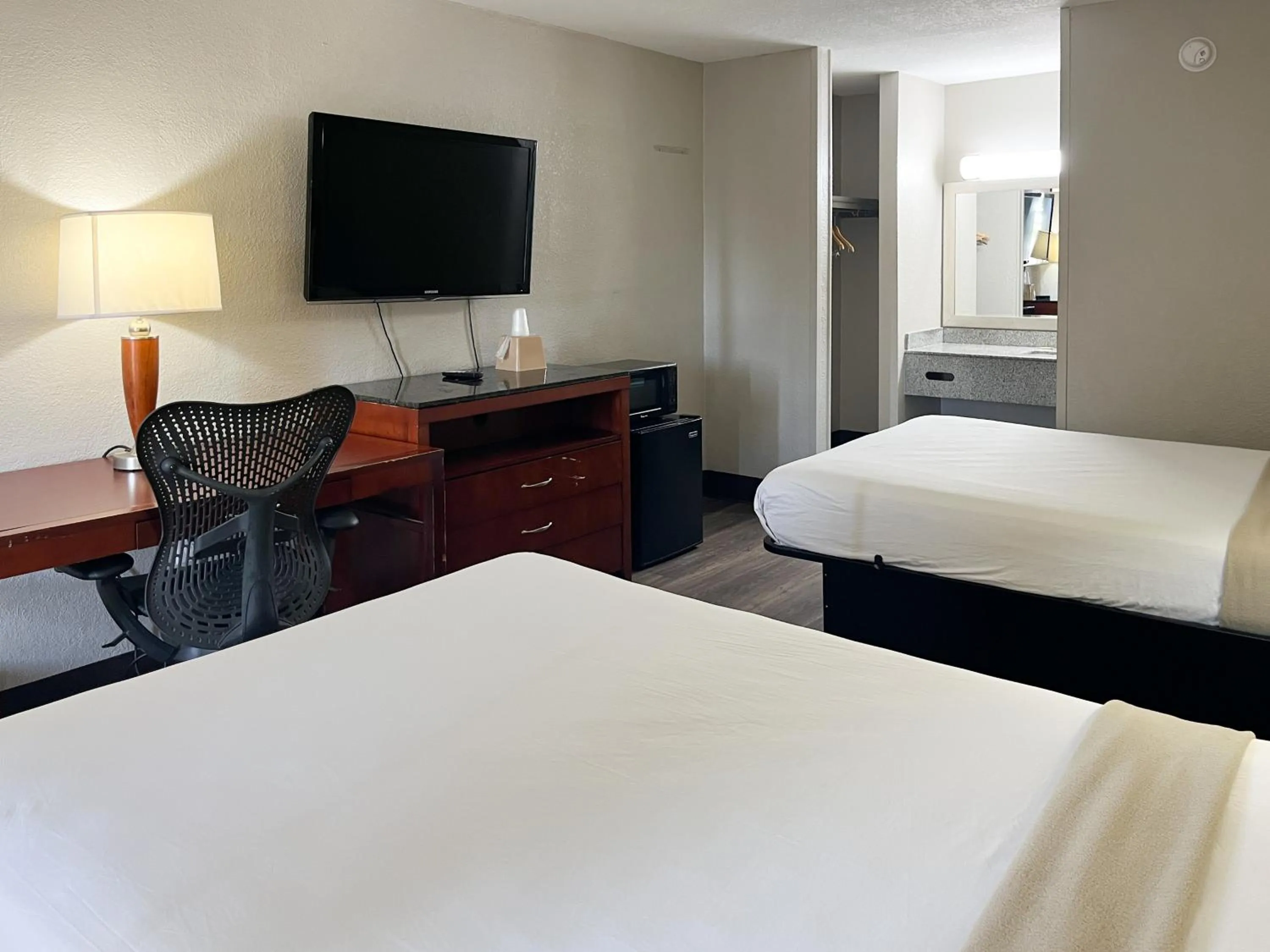 Bedroom, Bed in Motel 6 Raleigh, NC – Downtown South