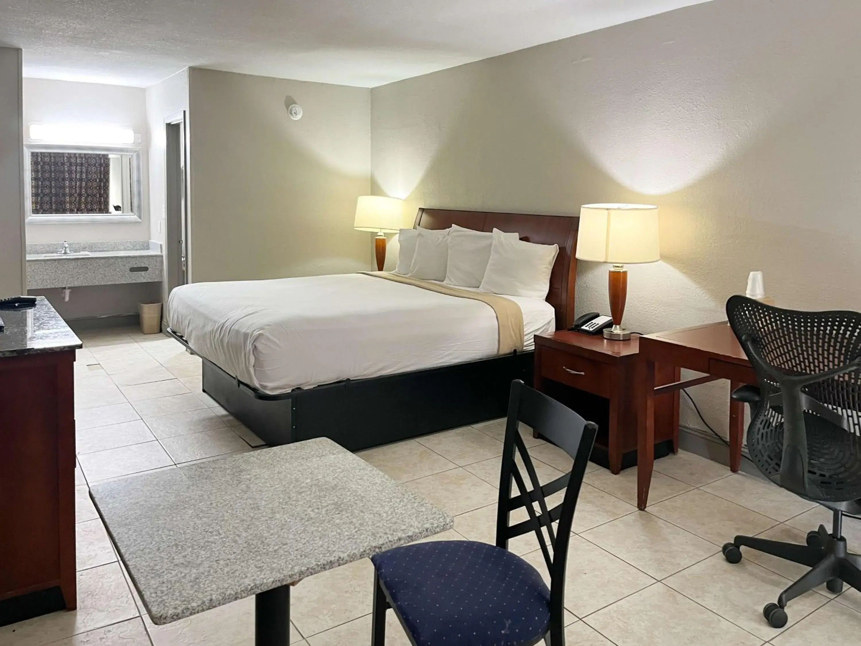 Bedroom, Bed in Motel 6 Raleigh, NC – Downtown South Bedroom, Bed in Motel 6 Raleigh, NC – Downtown South