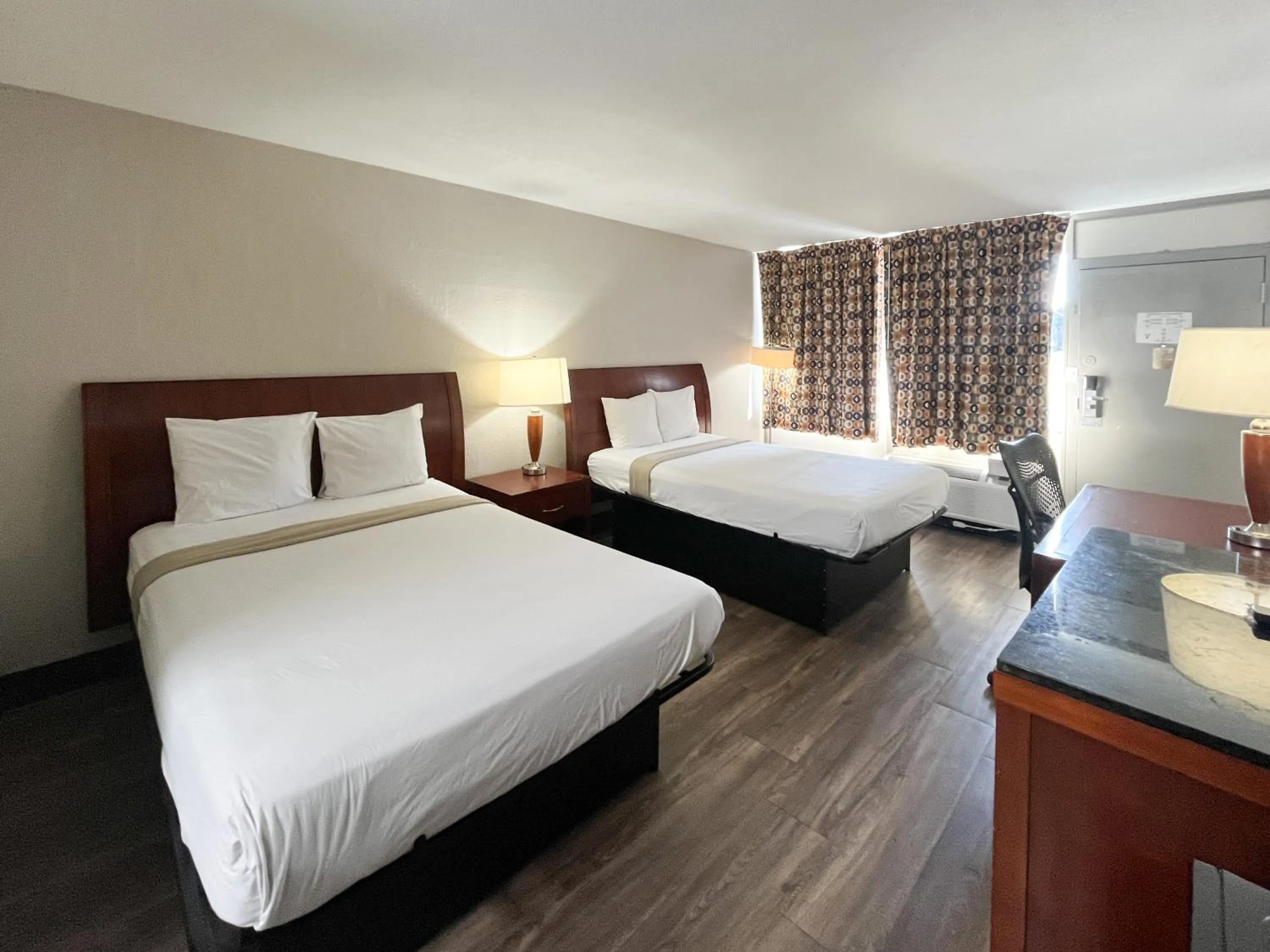 Bedroom, Bed in Motel 6 Raleigh, NC – Downtown South