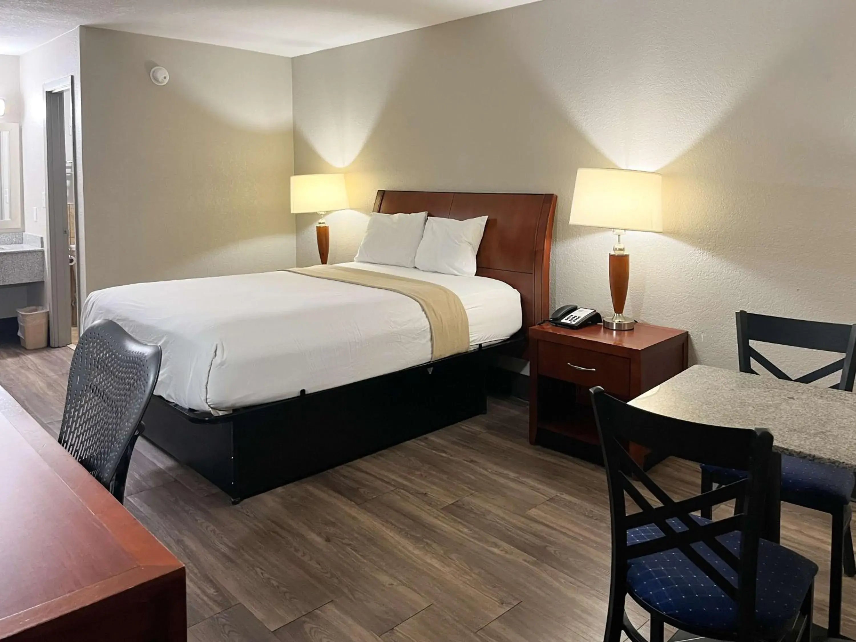 Bedroom, Bed in Motel 6 Raleigh, NC – Downtown South Bedroom, Bed in Motel 6 Raleigh, NC – Downtown South