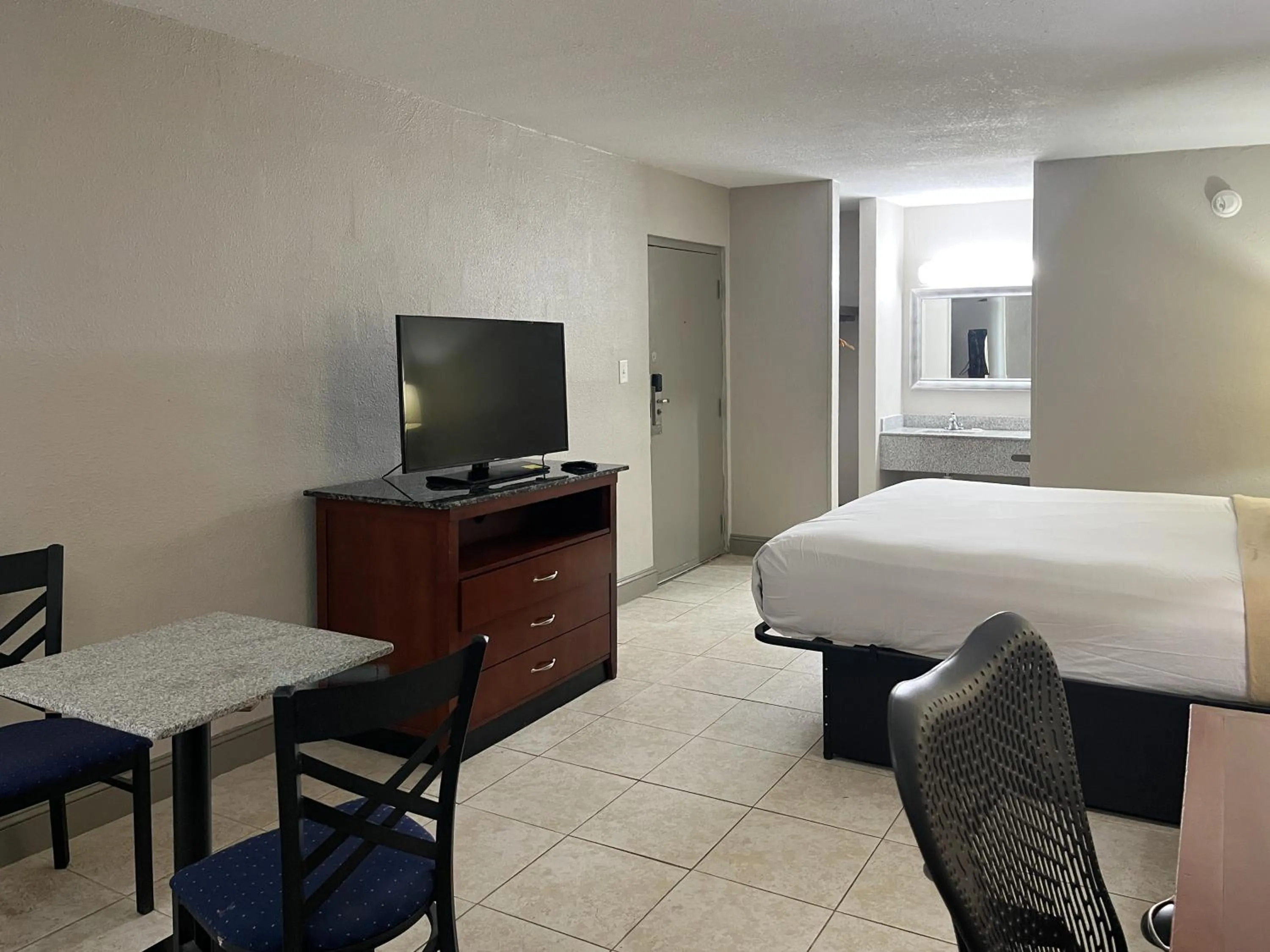 Bedroom, Bed in Motel 6 Raleigh, NC – Downtown South