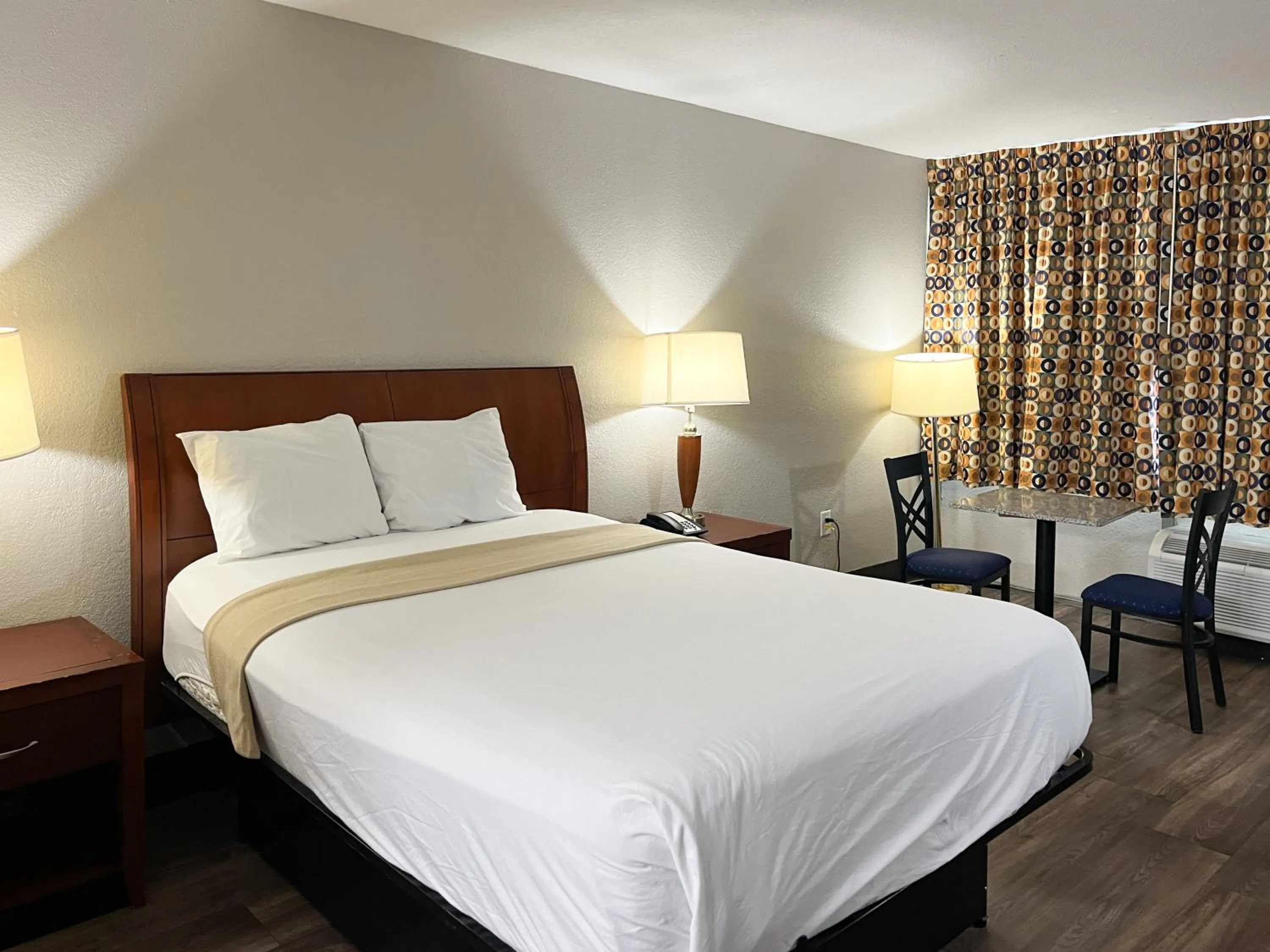 Bedroom, Bed in Motel 6 Raleigh, NC – Downtown South