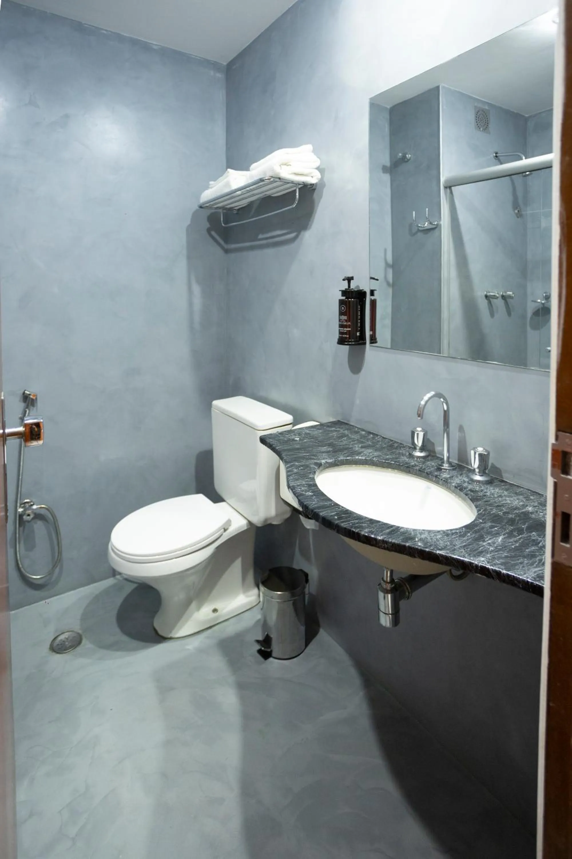 Toilet in Hotel Dona Beja