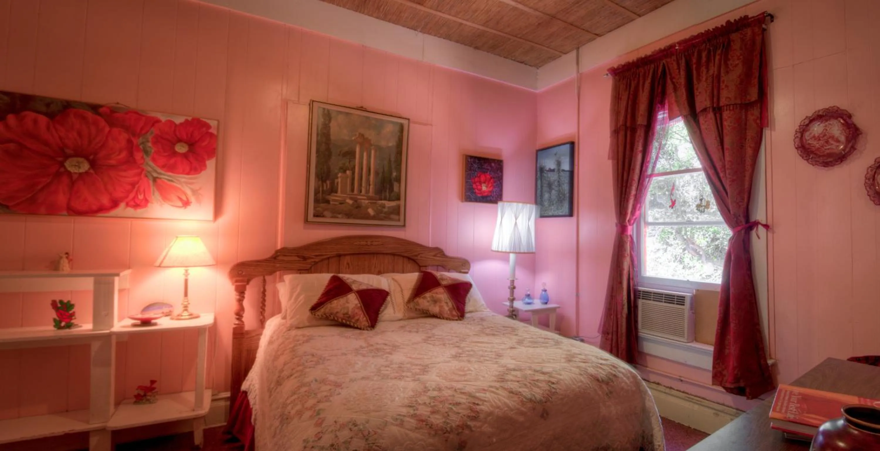 Bed in The Inn at Castle Rock