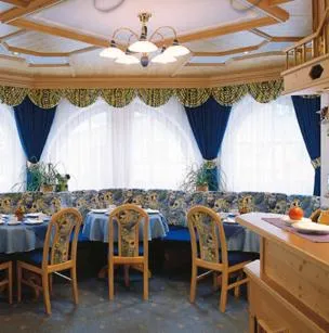 Communal lounge/ TV room in Sportapart Garni Mallaun