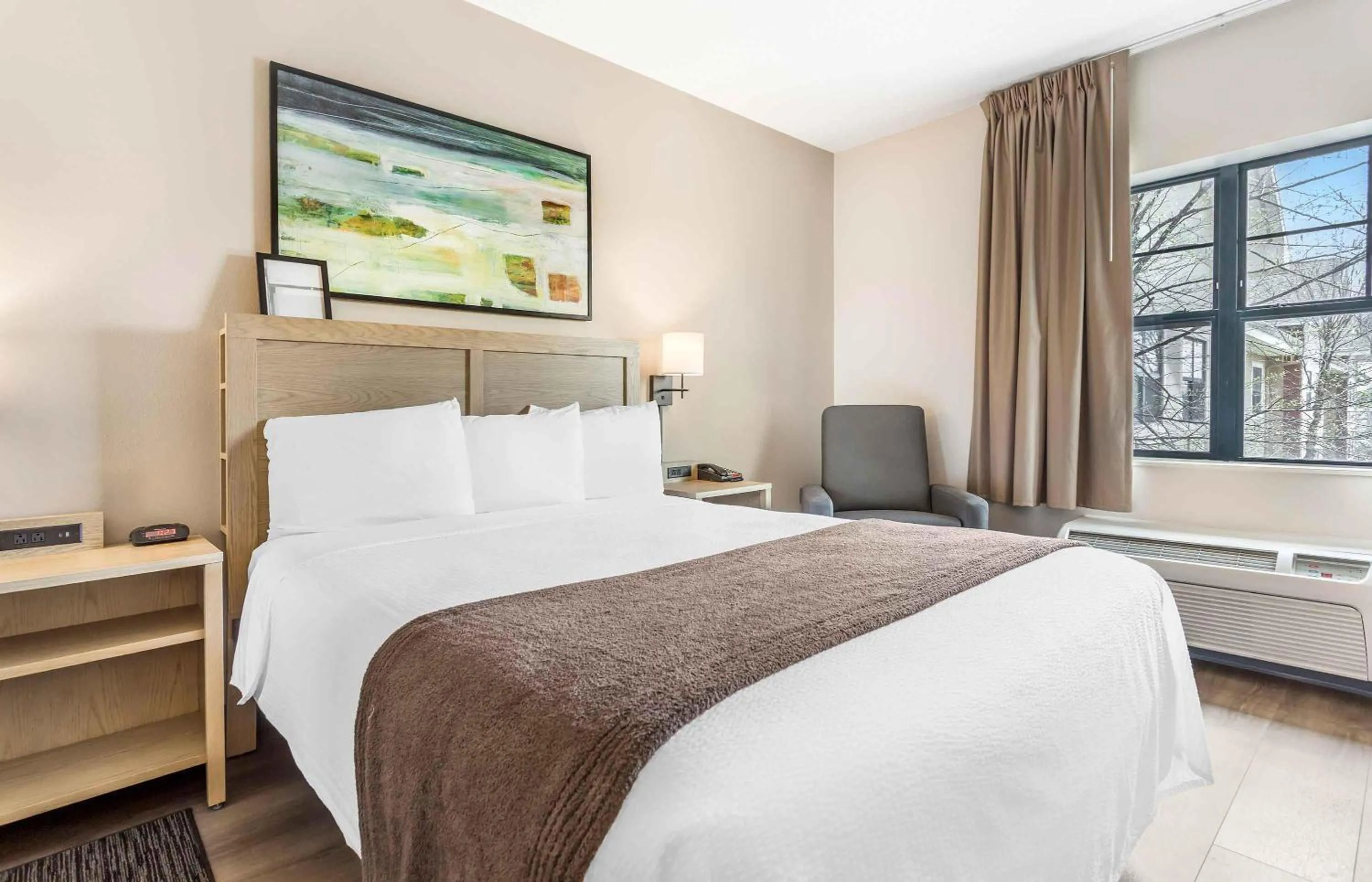 Bedroom, Bed in Extended Stay America Suites - Long Island - Melville