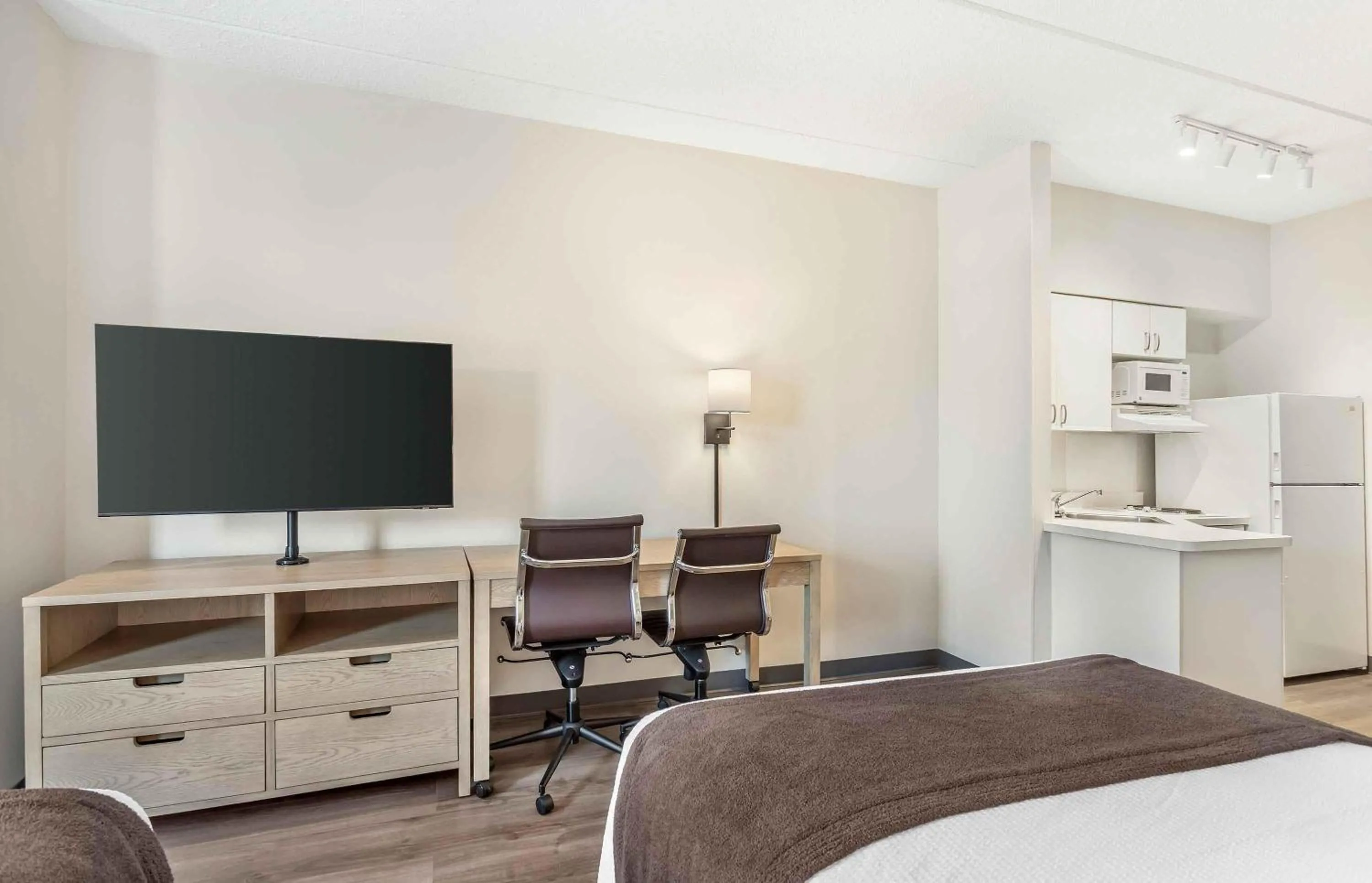 Bedroom, Bed in Extended Stay America Suites - Long Island - Melville