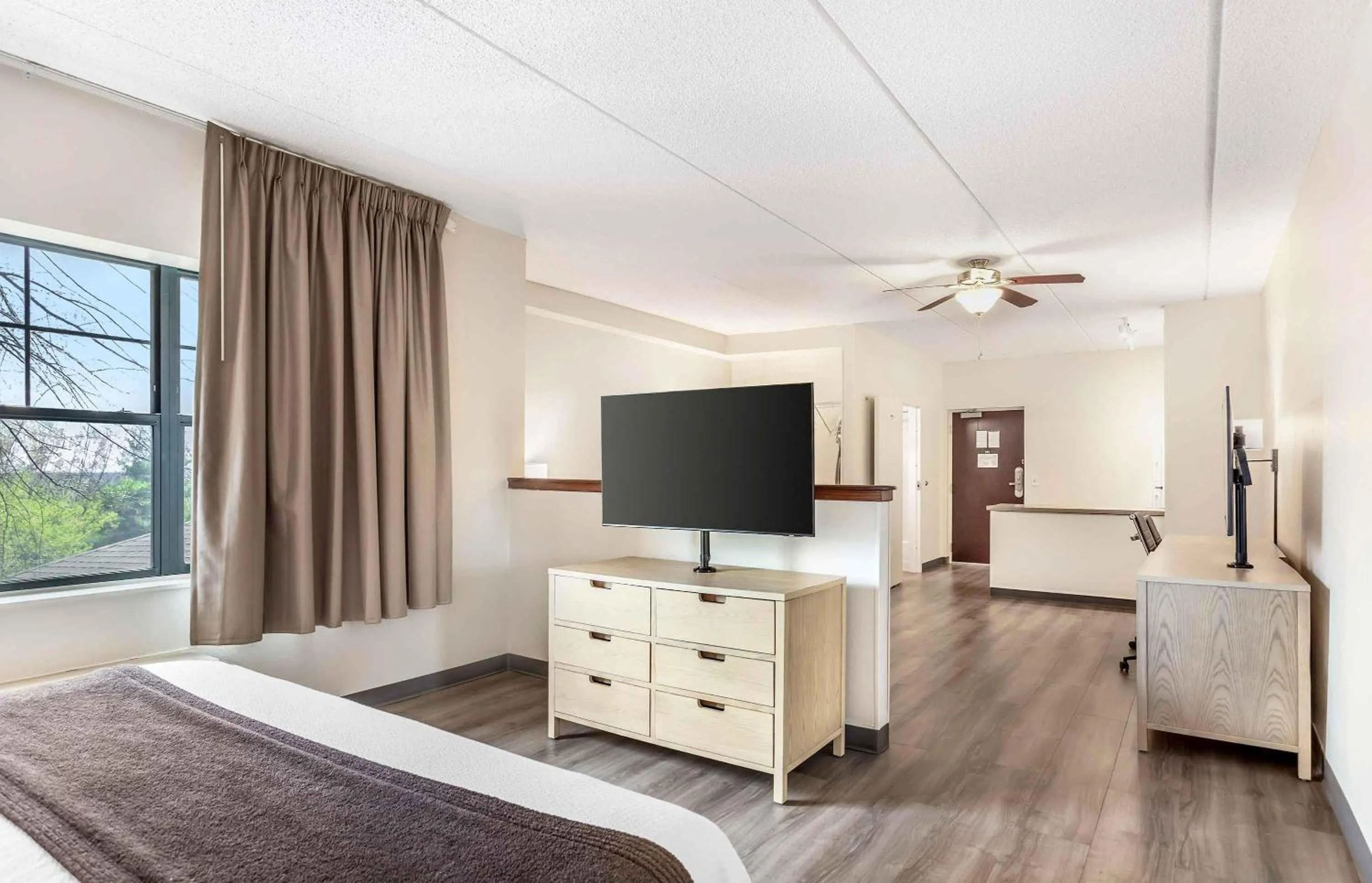 Bedroom, Bed in Extended Stay America Suites - Long Island - Melville