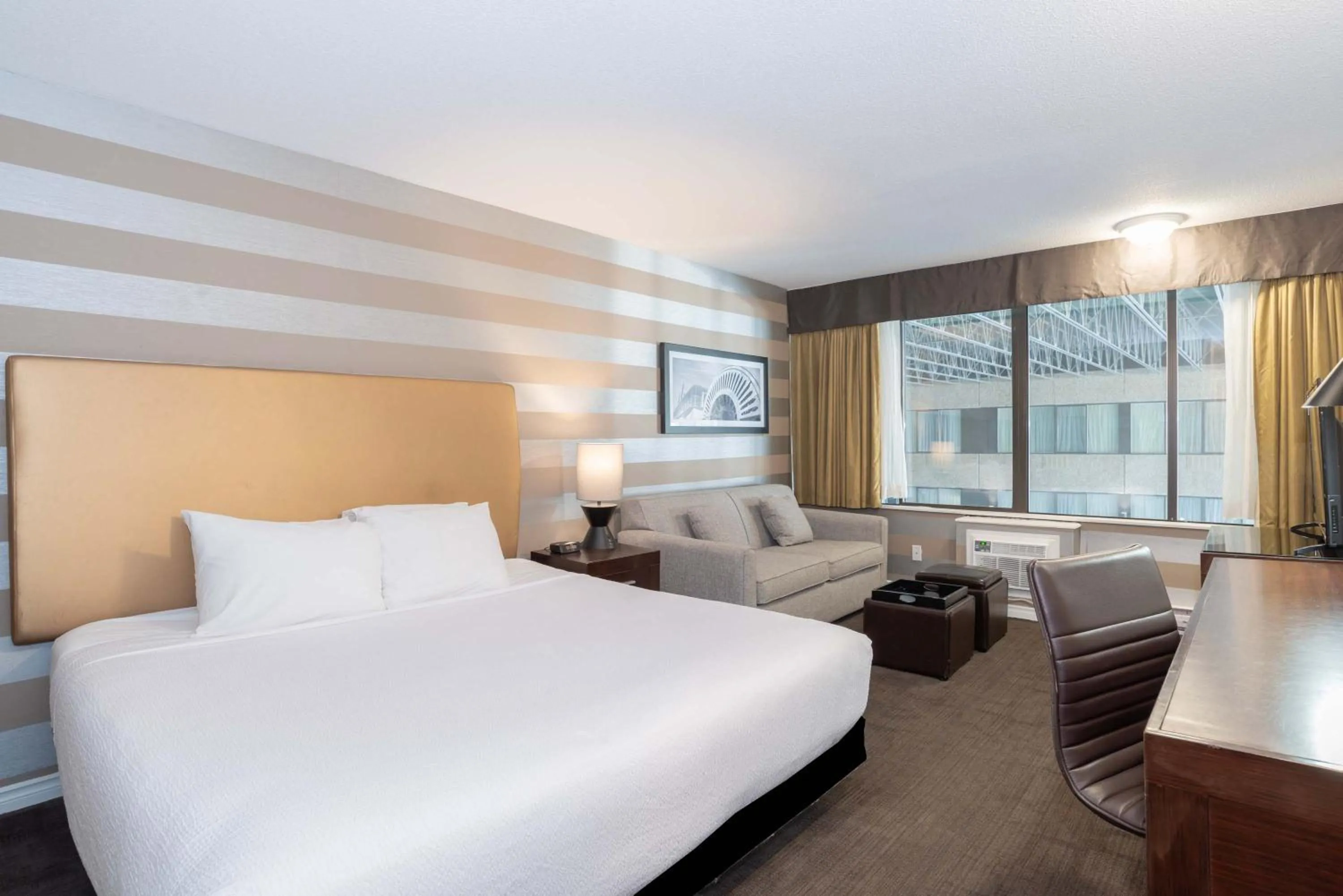 Photo of the whole room, Bed in Sandman Hotel Penticton