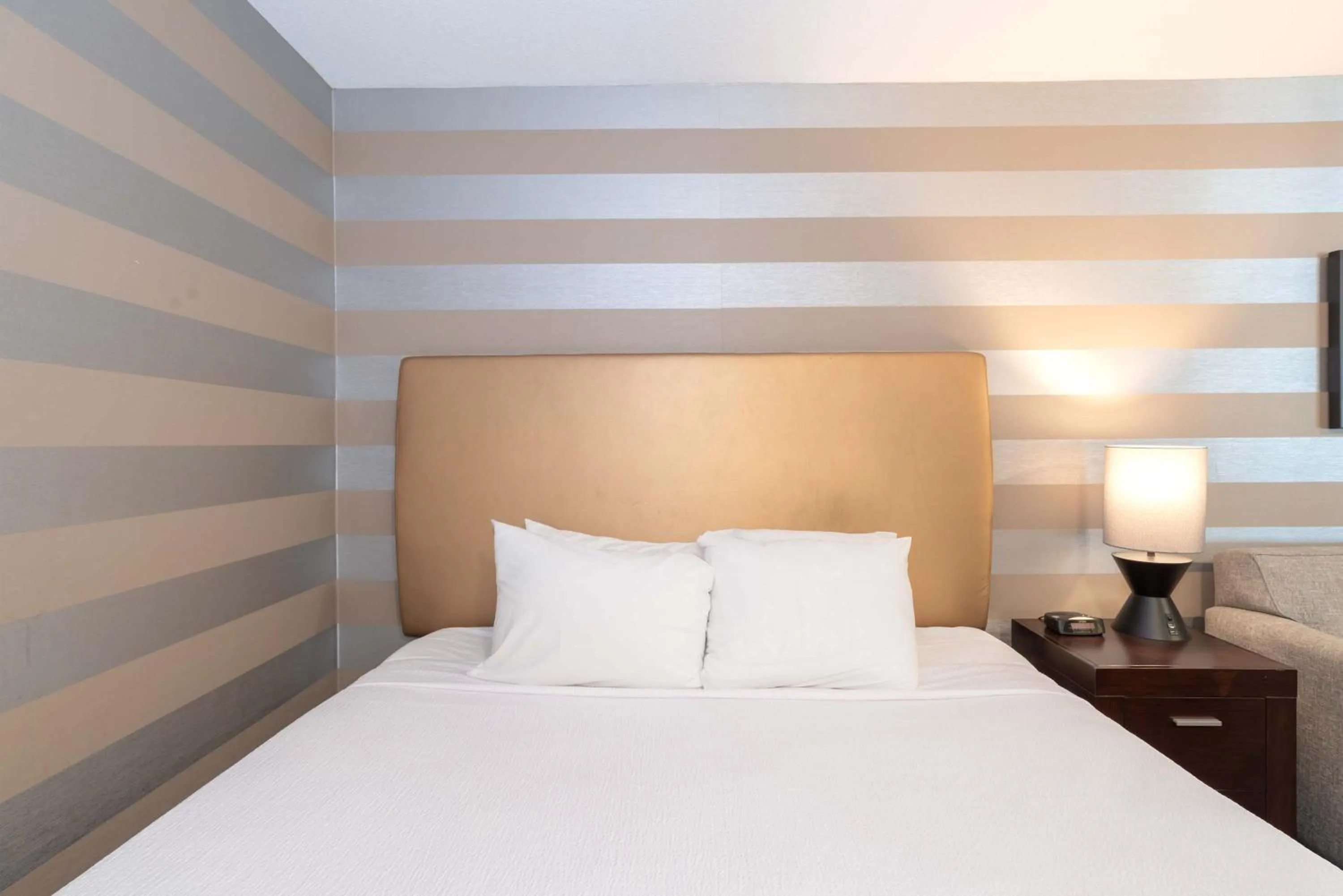 Photo of the whole room, Bed in Sandman Hotel Penticton