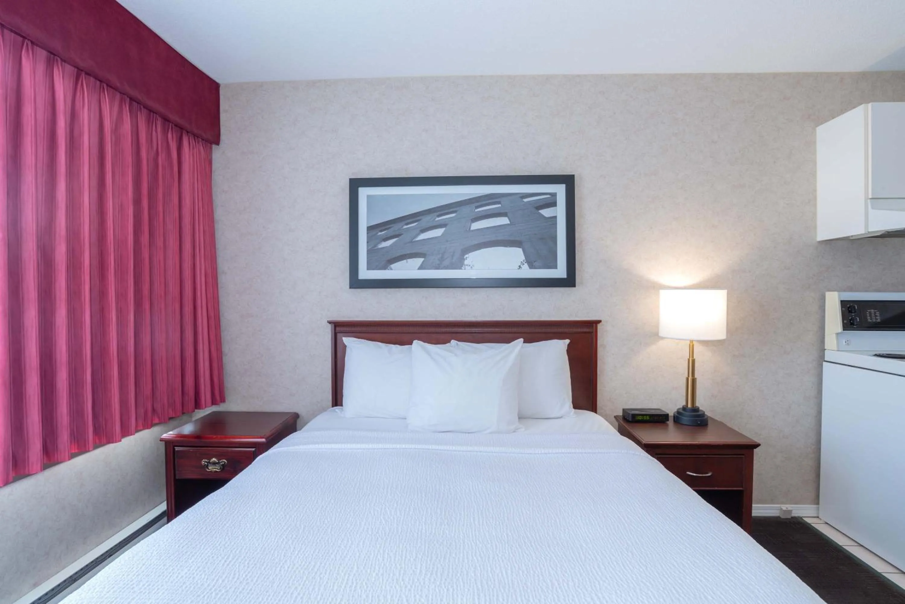 Photo of the whole room, Bed in Sandman Hotel Penticton