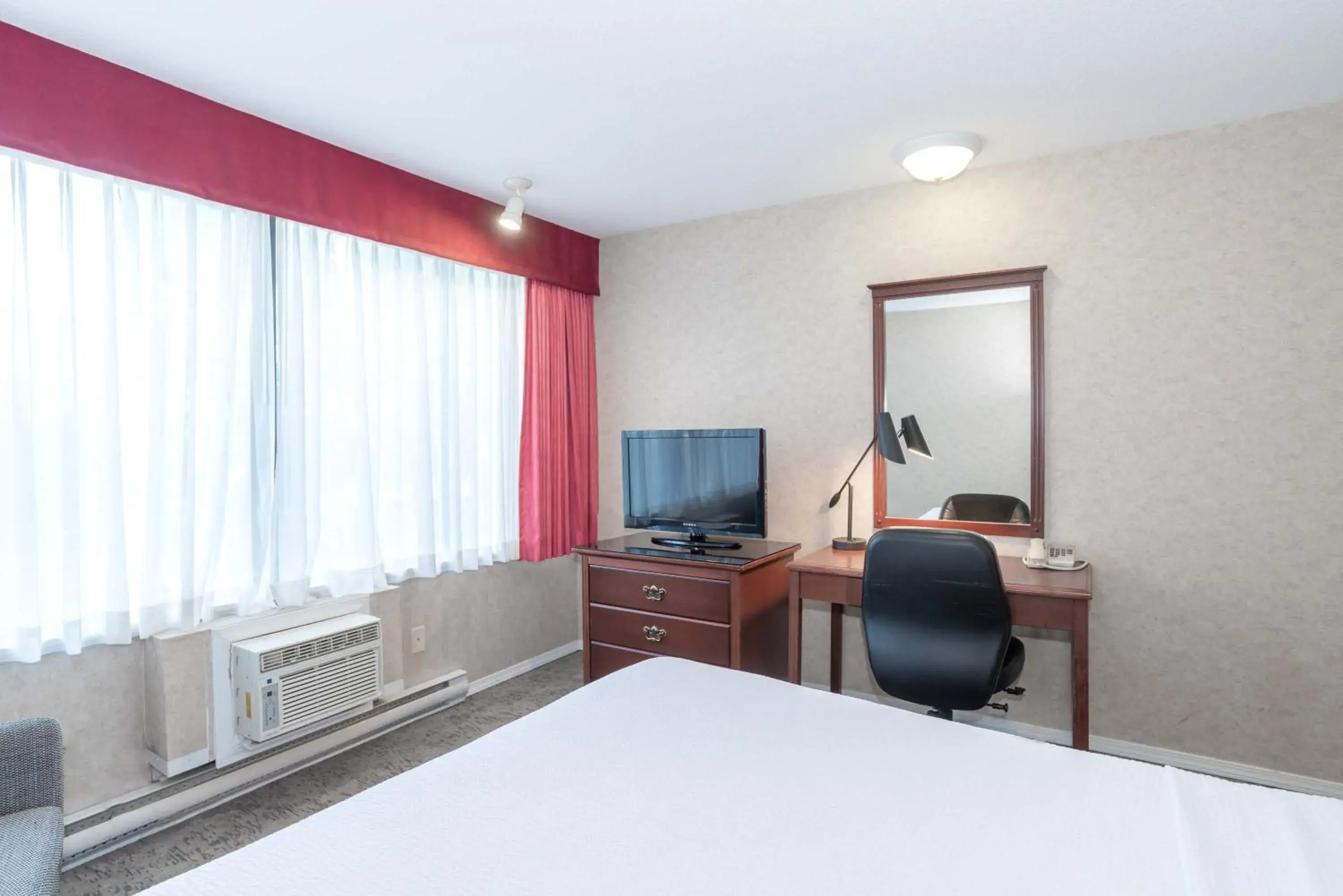 Photo of the whole room, Bed in Sandman Hotel Penticton Photo of the whole room, Bed in Sandman Hotel Penticton