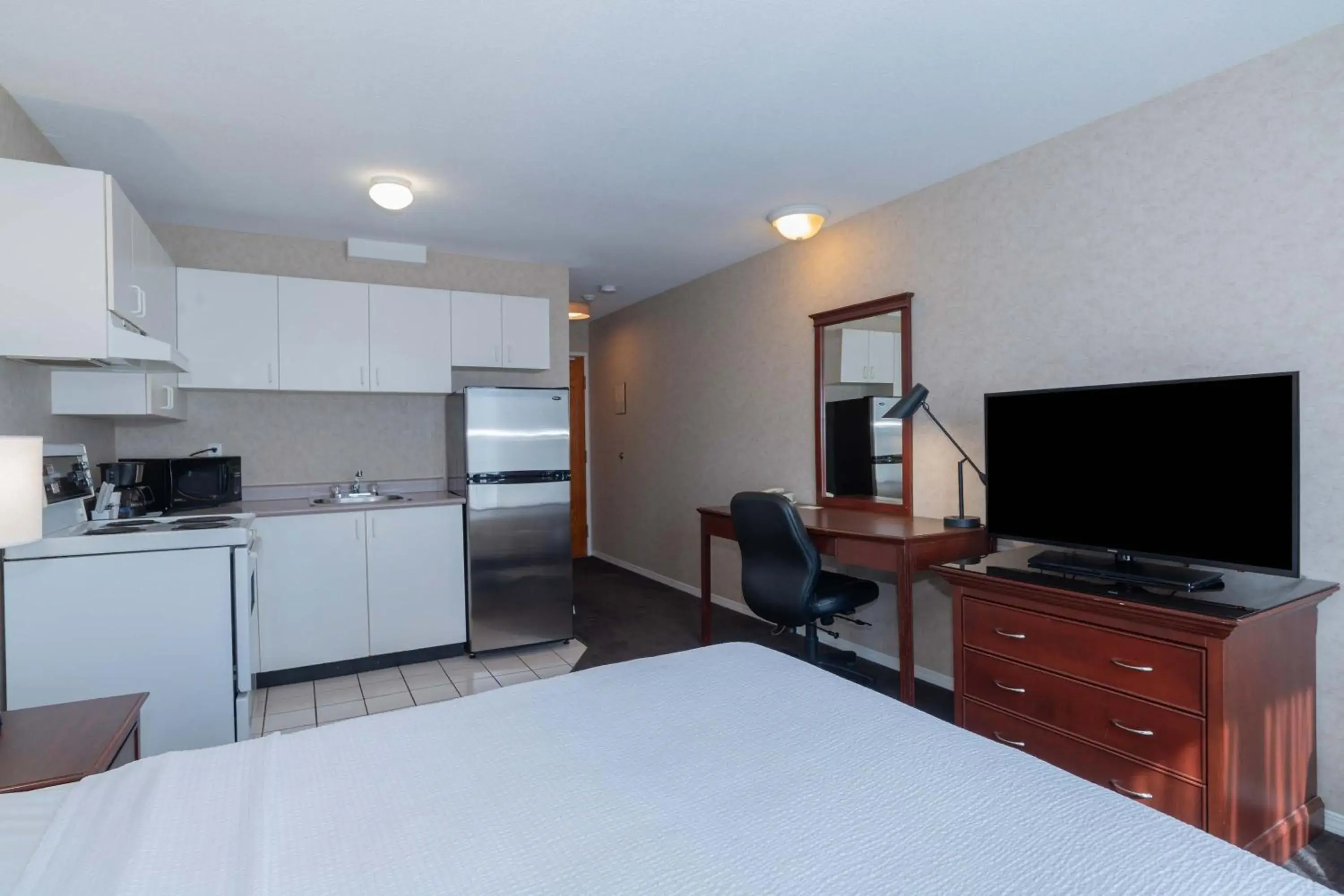 Photo of the whole room, Bed in Sandman Hotel Penticton Photo of the whole room, Bed in Sandman Hotel Penticton