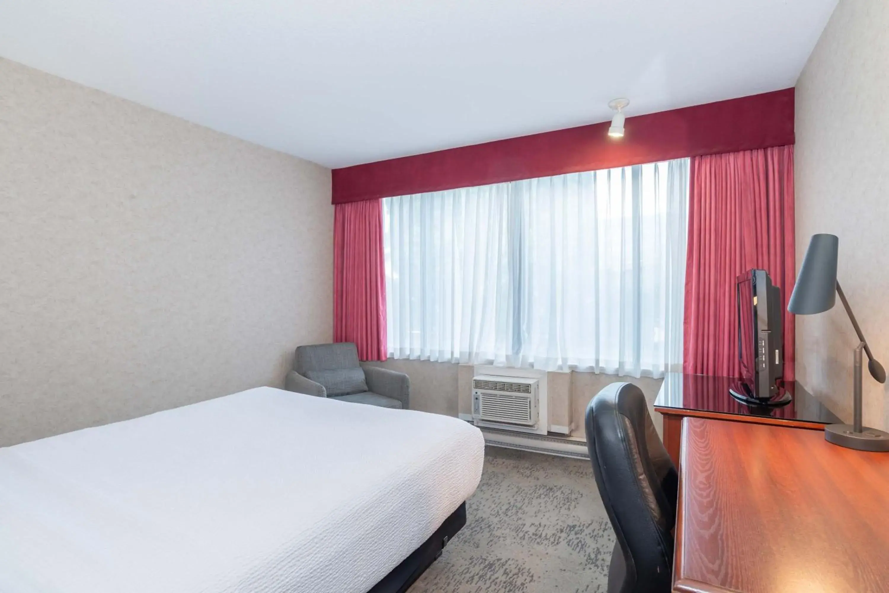 Photo of the whole room, Bed in Sandman Hotel Penticton Photo of the whole room, Bed in Sandman Hotel Penticton