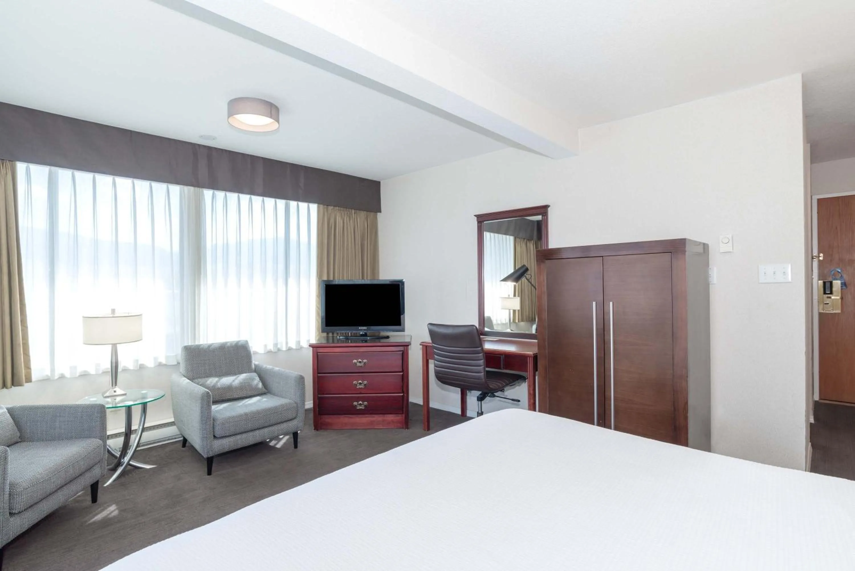 Photo of the whole room, Bed in Sandman Hotel Penticton