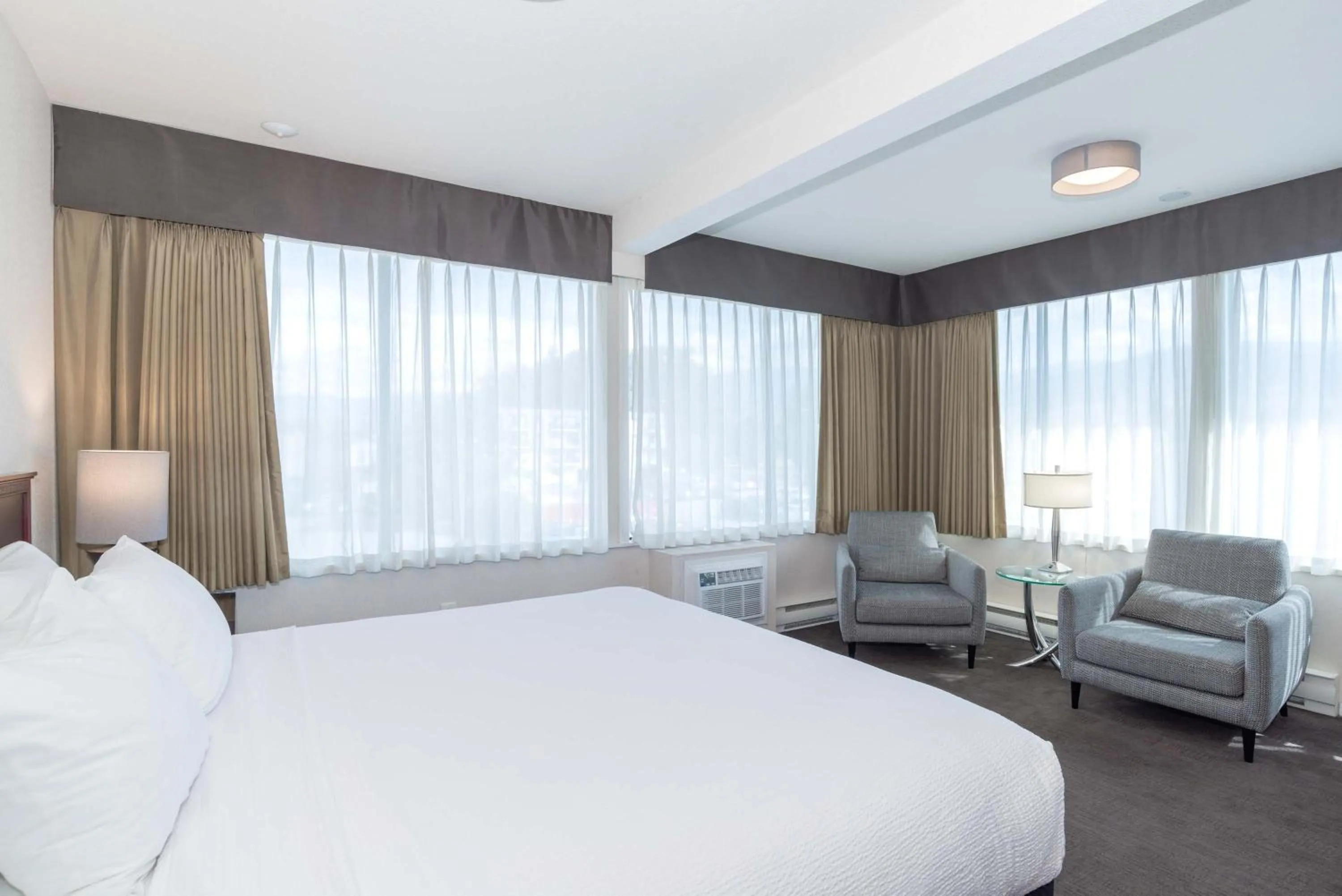 Photo of the whole room, Bed in Sandman Hotel Penticton