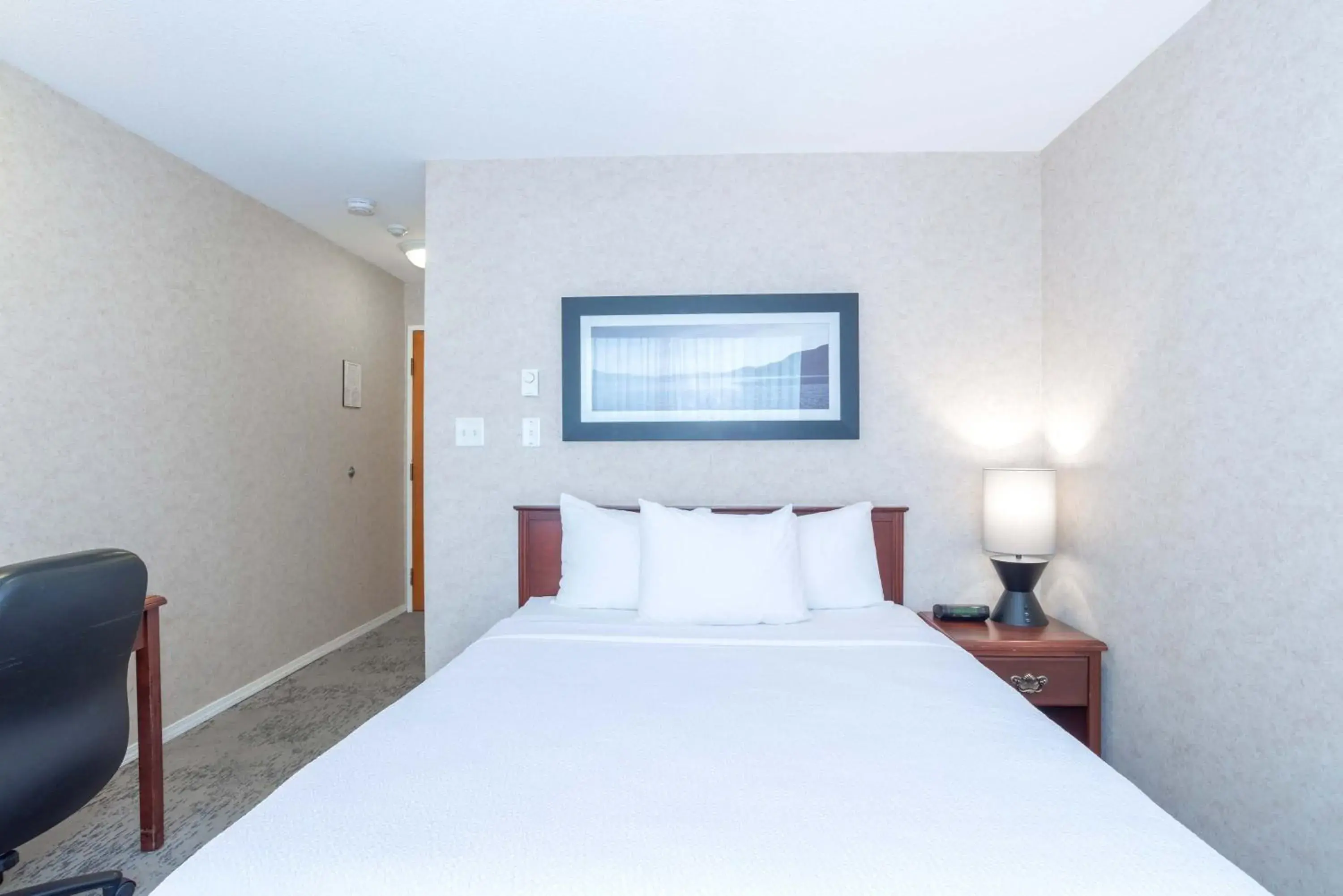 Photo of the whole room, Bed in Sandman Hotel Penticton Photo of the whole room, Bed in Sandman Hotel Penticton