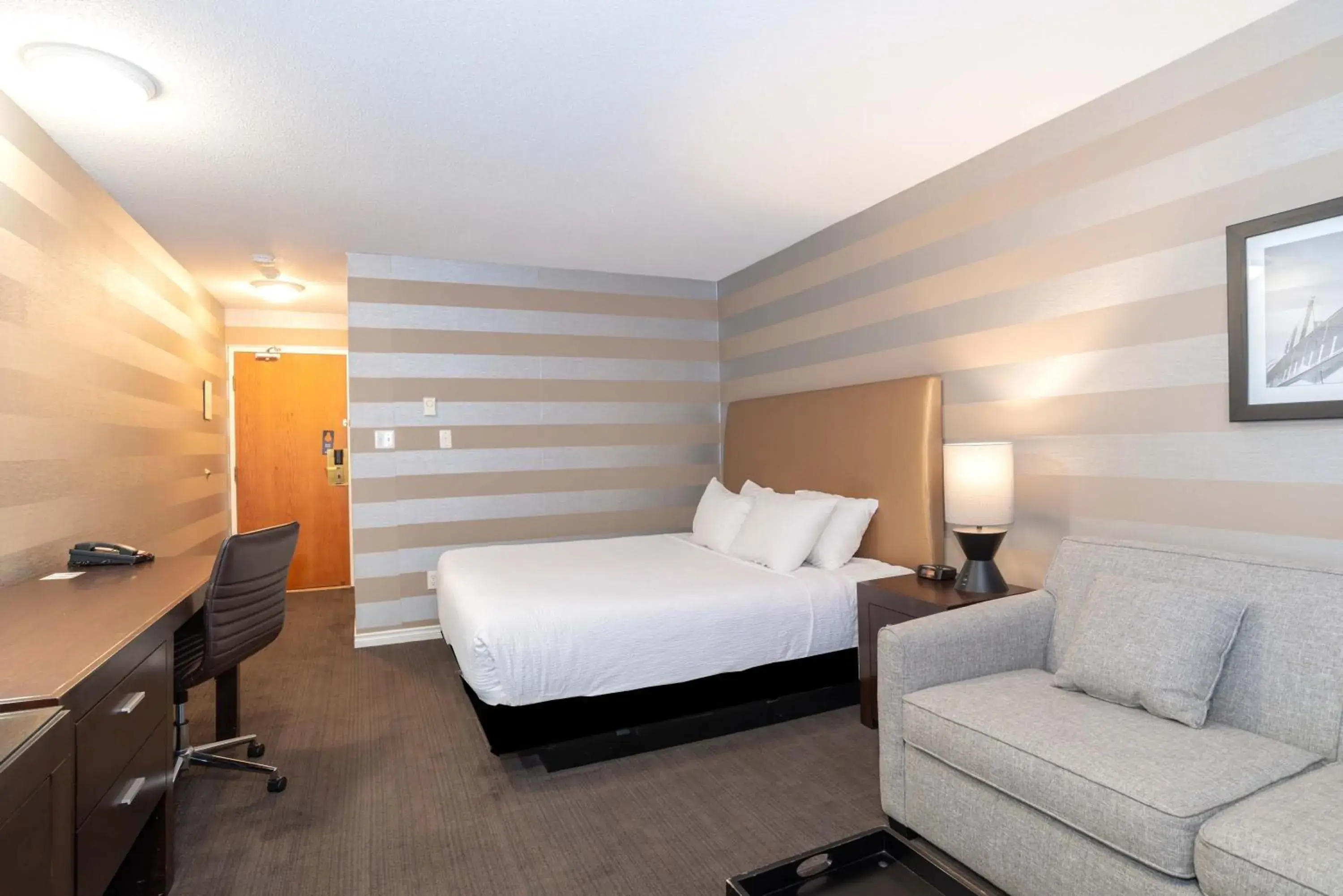 Photo of the whole room, Bed in Sandman Hotel Penticton Photo of the whole room, Bed in Sandman Hotel Penticton