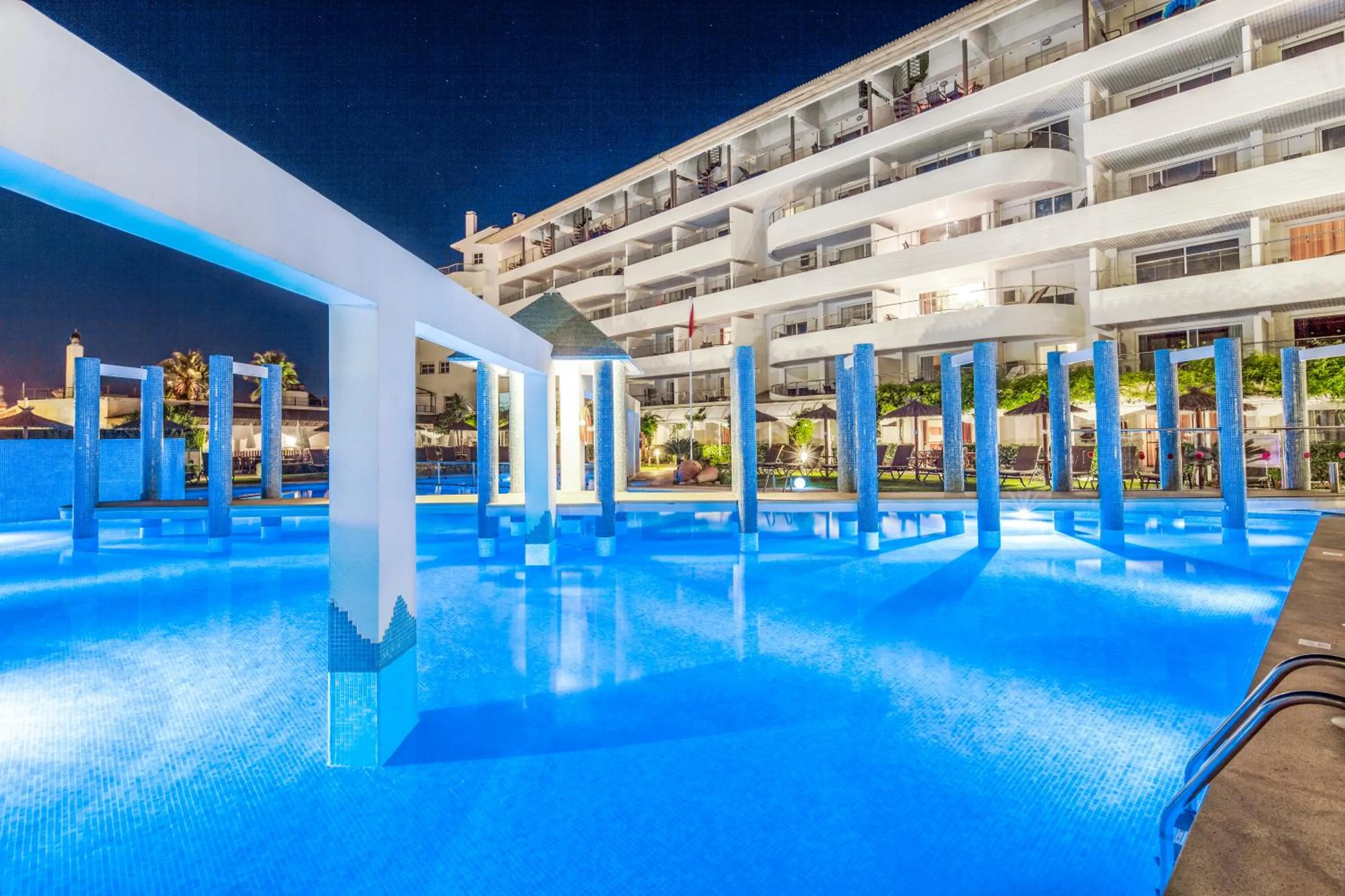 Swimming pool in Ona Garden Lago