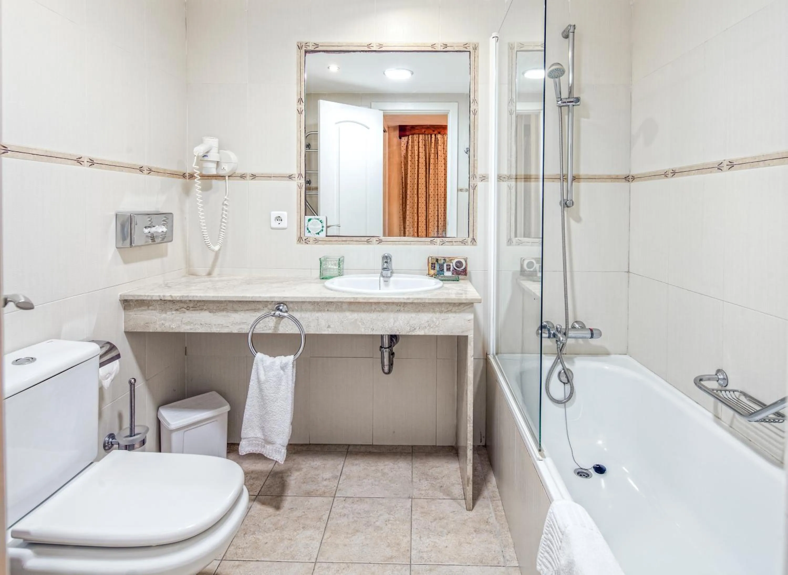 Toilet in Ona Garden Lago