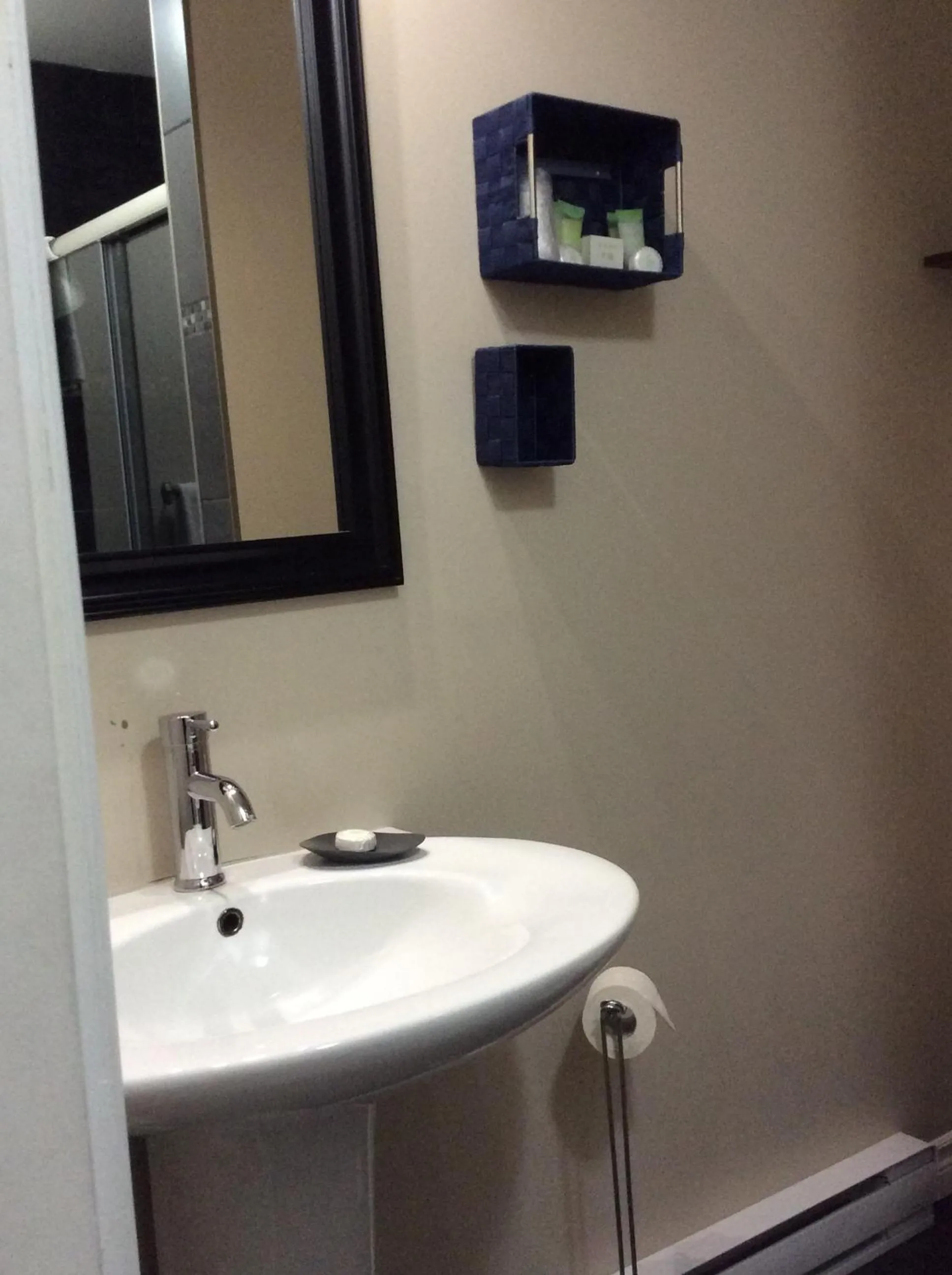 Bathroom in Miami Motel inc