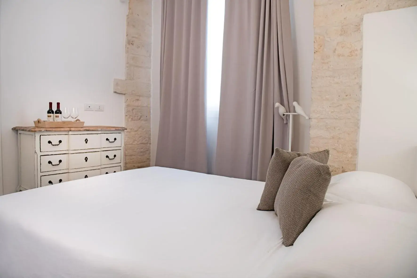 Bedroom, Bed in Palazzo Scotto - Widespread Collection Bedroom, Bed in Palazzo Scotto - Widespread Collection