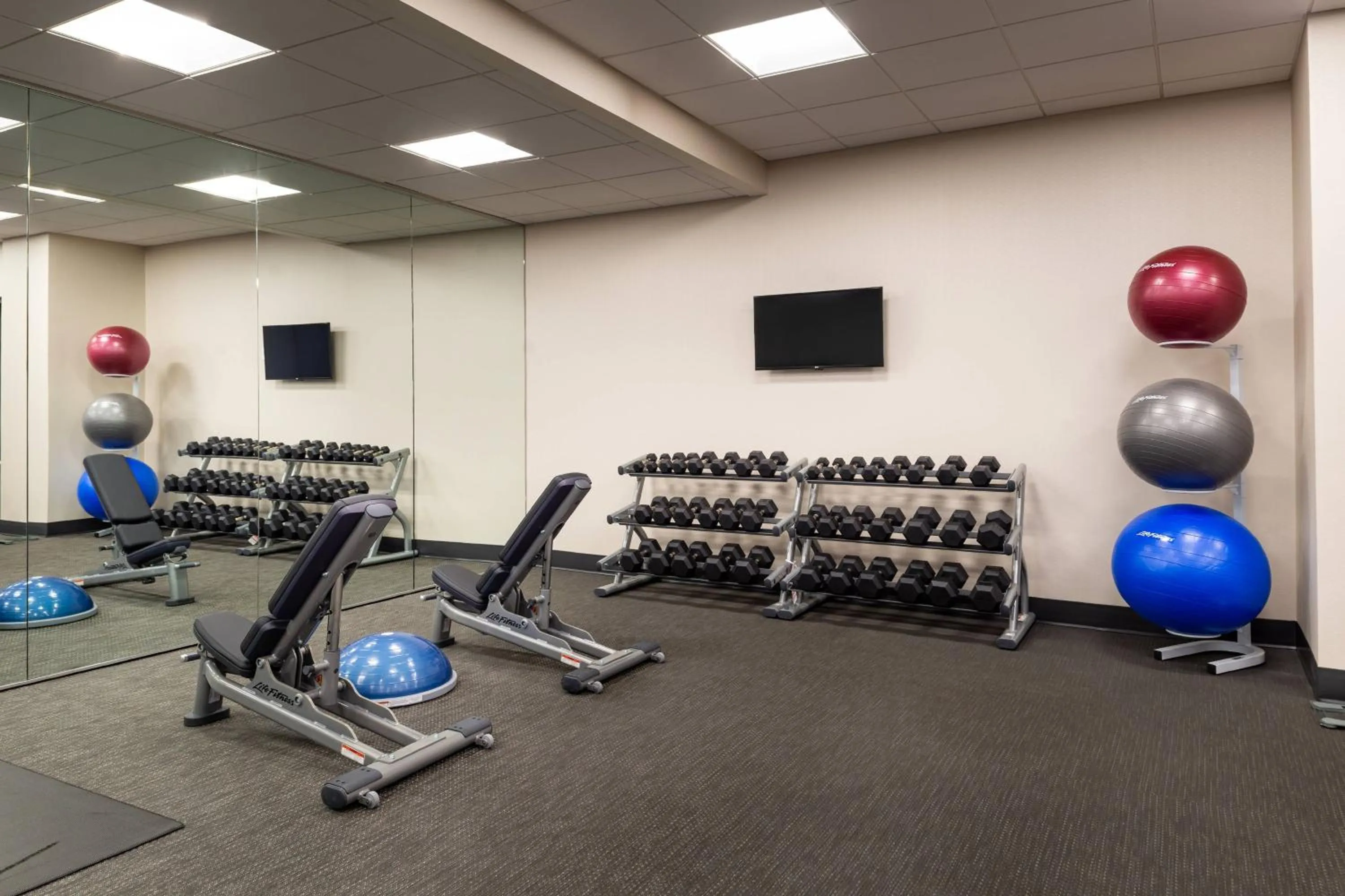 Fitness centre/facilities in Courtyard by Marriott Charlotte Northlake