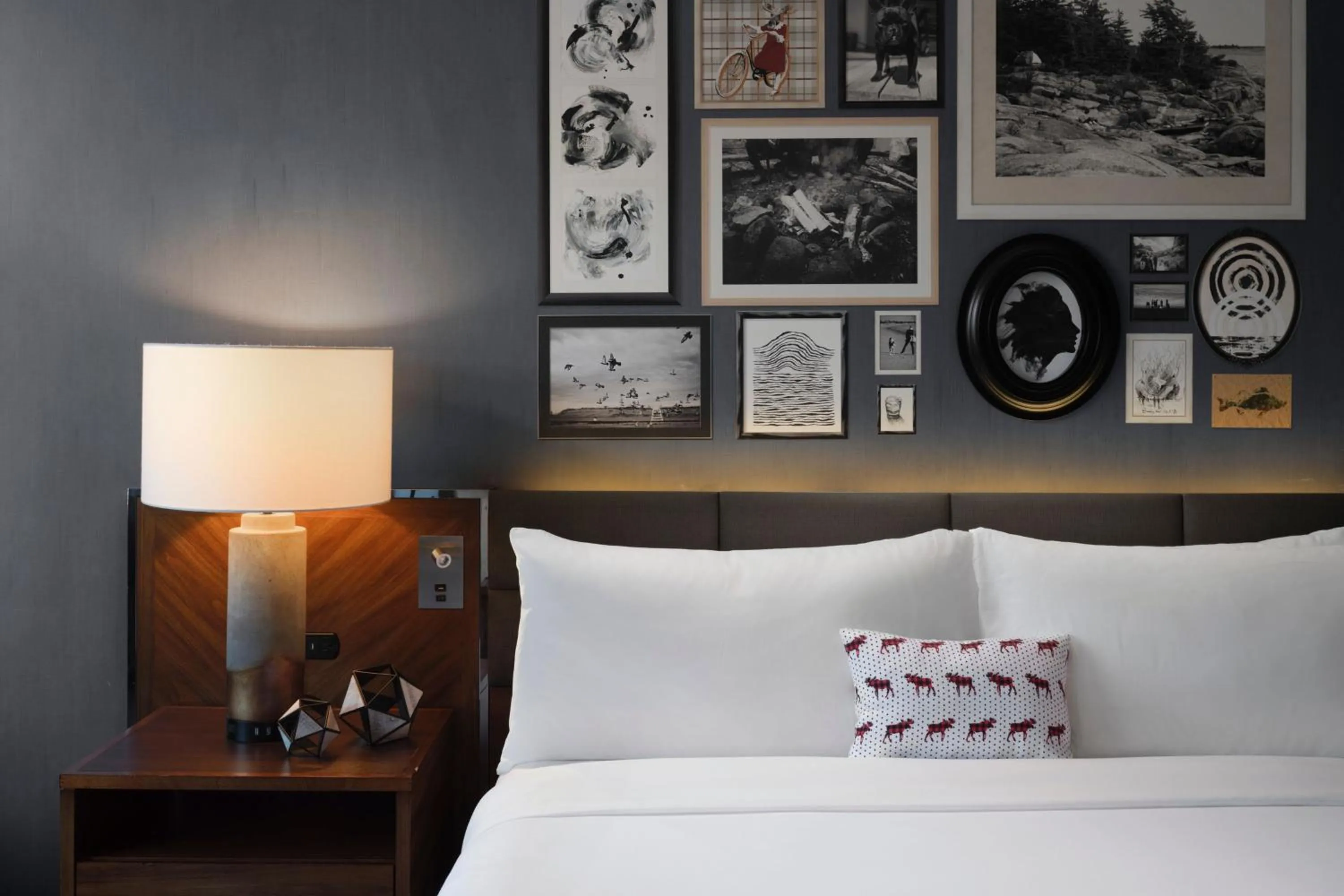 Bedroom, Bed in Renaissance Minneapolis Bloomington Hotel